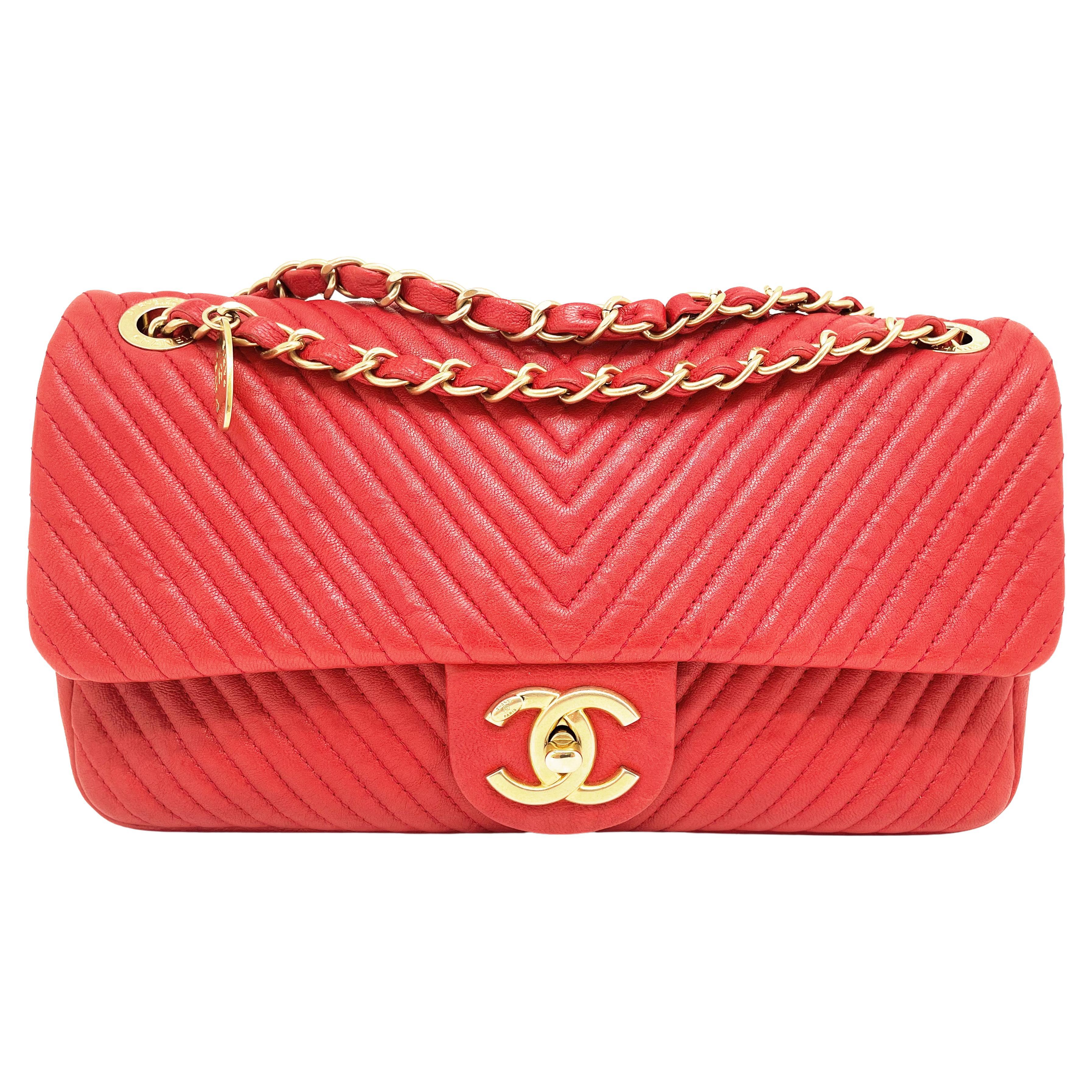 Superbe sac Chanel 27 cm en cuir et motif chevron rouge Valentine en vente