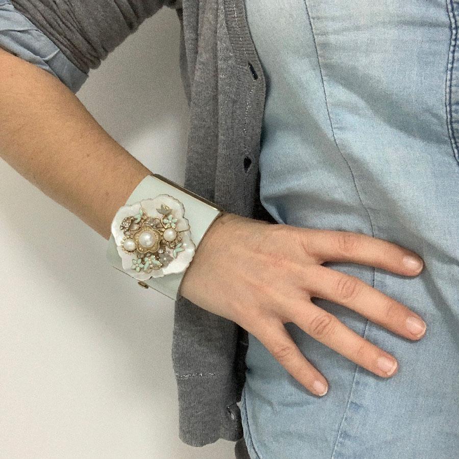 Couture! Superb CHANEL cuff bracelet in light blue resin, embellished with a beautiful pearl resin jewel on which you will find small gold metal flowers set with pearls, a rhinestone CC, 3 fancy pearls.

This cuff is in good condition. The bracelet