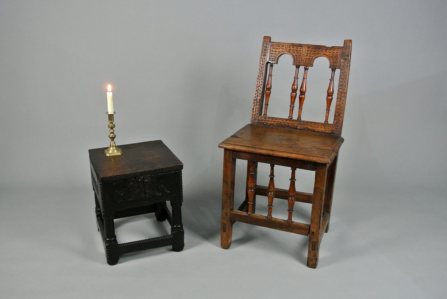 Un bellissimo sgabello in legno di quercia del XVII secolo, realizzato intorno al 1640.

La parte superiore è a vista con il bordo dentellato e l'originale doppia serratura in ferro forgiato a mano con piastra di chiusura rivettata.

Il fregio su