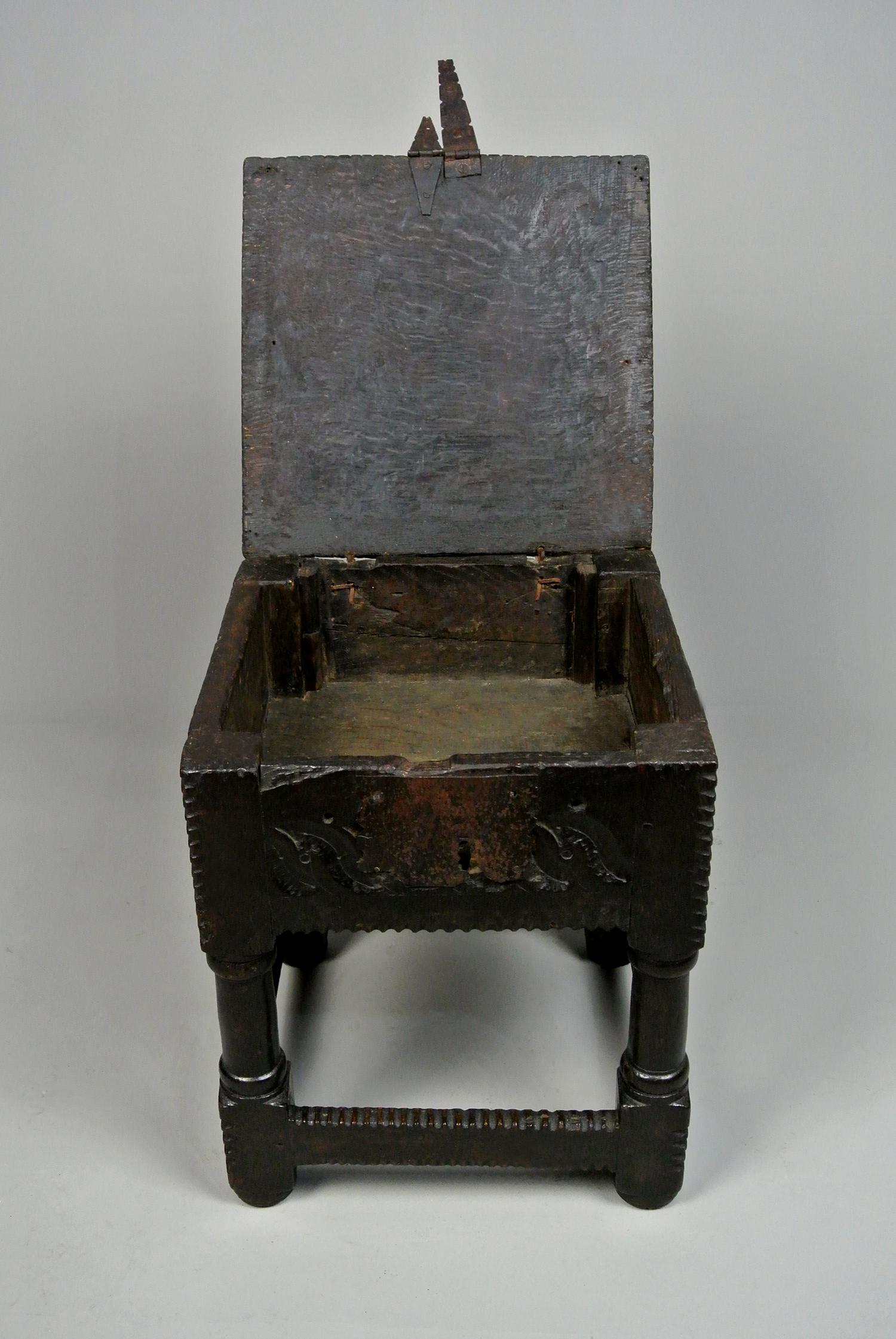 Superbo sgabello a cassetta in Oak inglese Charles I, 1640 ca. In condizioni buone in vendita a Heathfield, GB