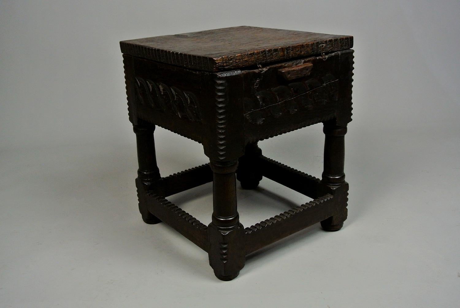 Fino al XVIII secolo Superbo sgabello a cassetta in Oak inglese Charles I, 1640 ca. in vendita