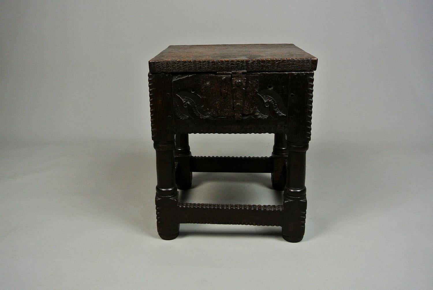 Quercia Superbo sgabello a cassetta in Oak inglese Charles I, 1640 ca. in vendita