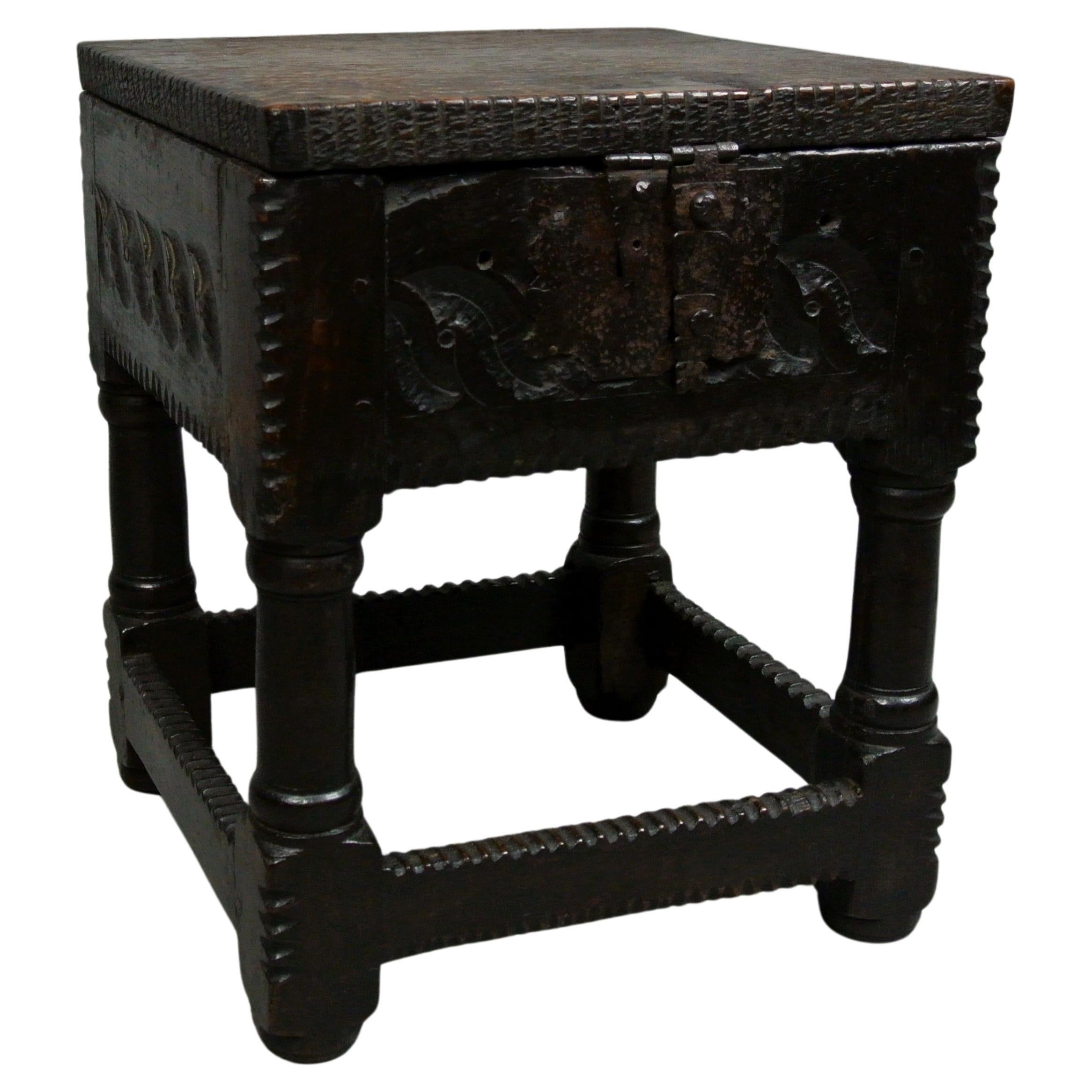 Superbo sgabello a cassetta in Oak inglese Charles I, 1640 ca. in vendita