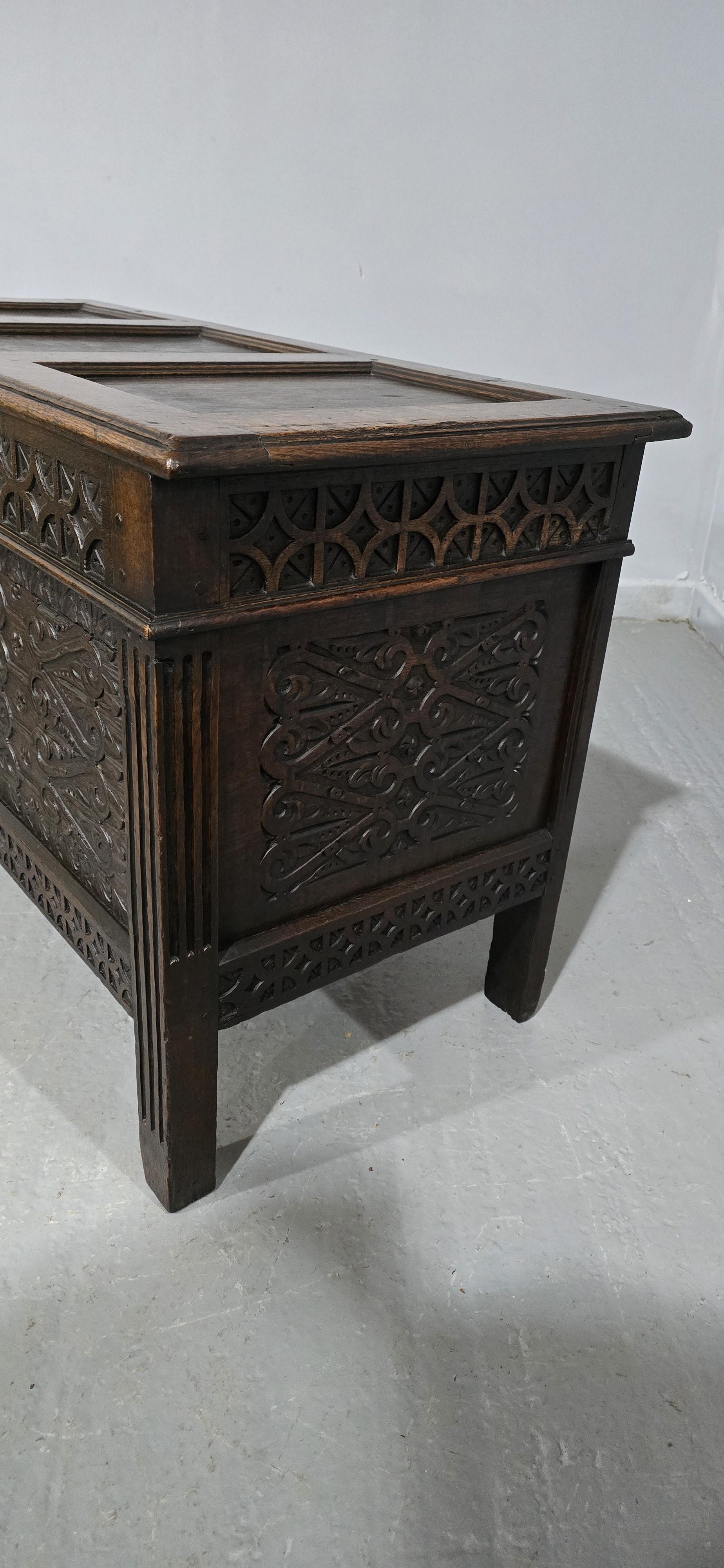 Inglese Superbo forziere in Oak di Charles II in vendita