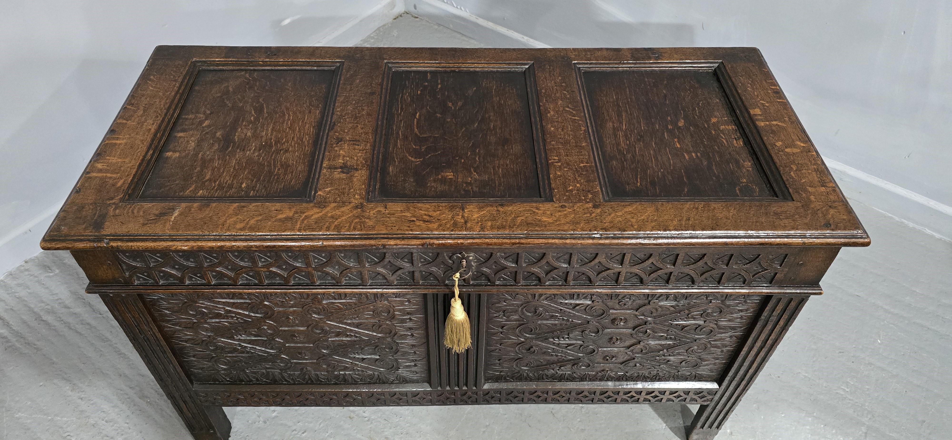 Superbo forziere in Oak di Charles II In condizioni buone in vendita a Swadlincote, GB