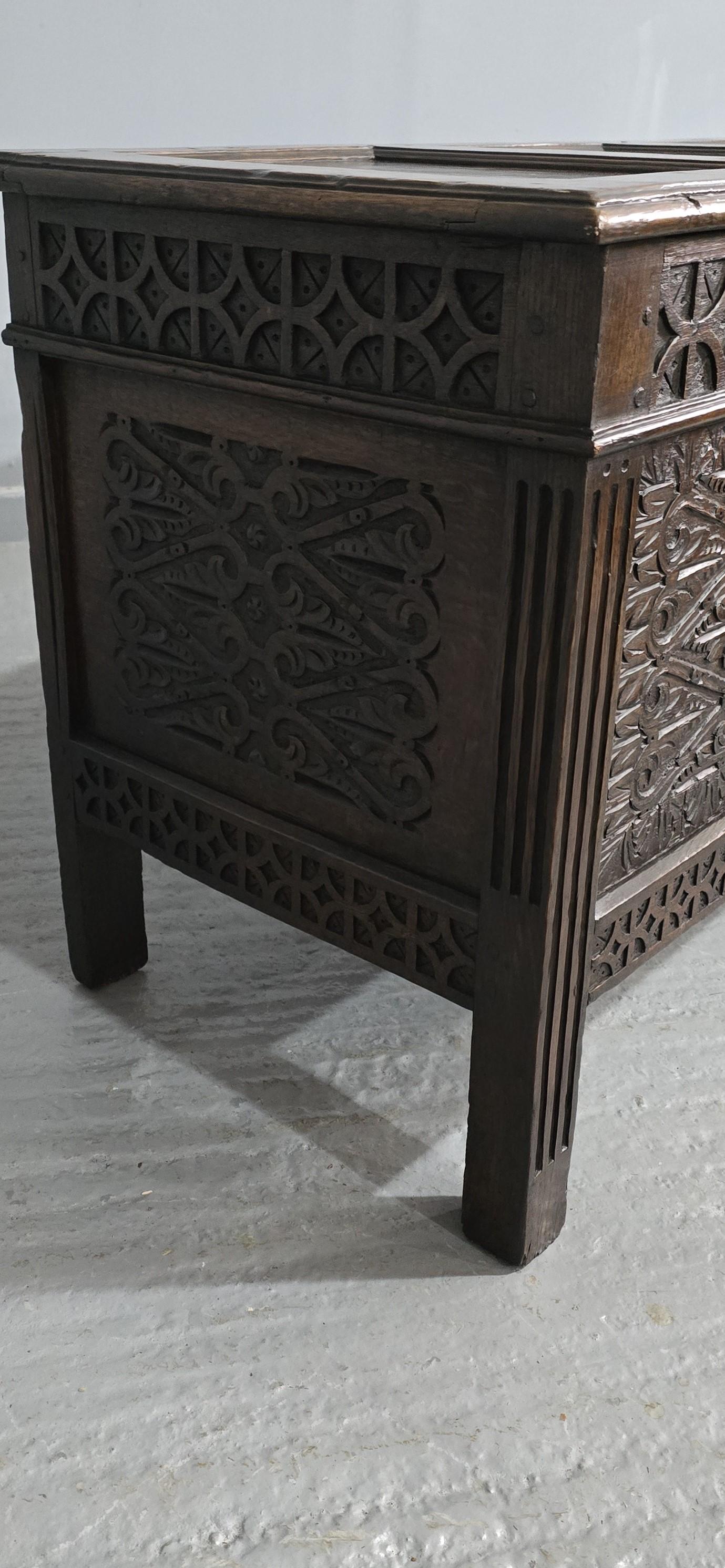 Fino al XVIII secolo Superbo forziere in Oak di Charles II in vendita