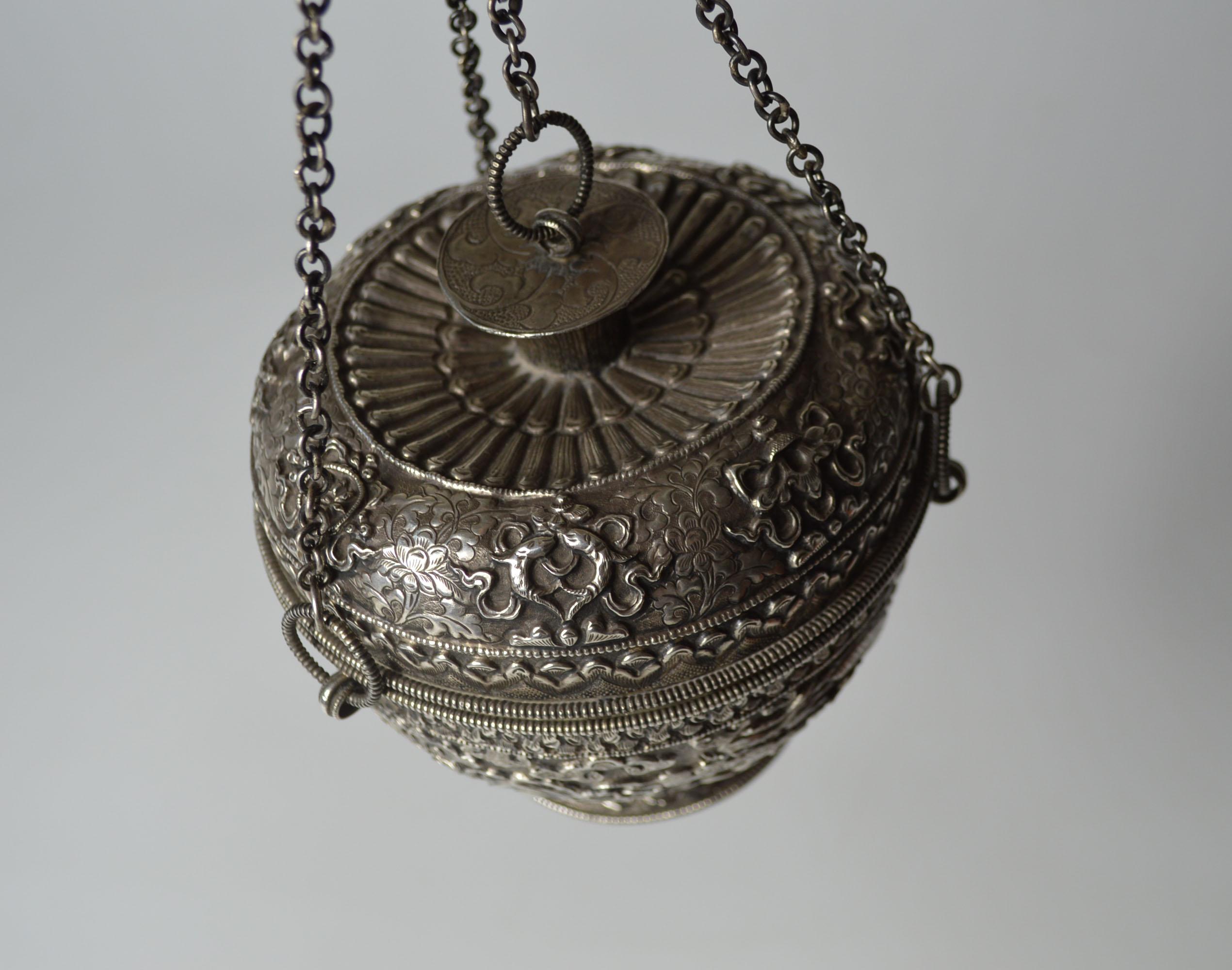 Superb Chinese Sino Tibetan Silver Altar Vessel 19th Century 中国古董 In Good Condition For Sale In London, GB