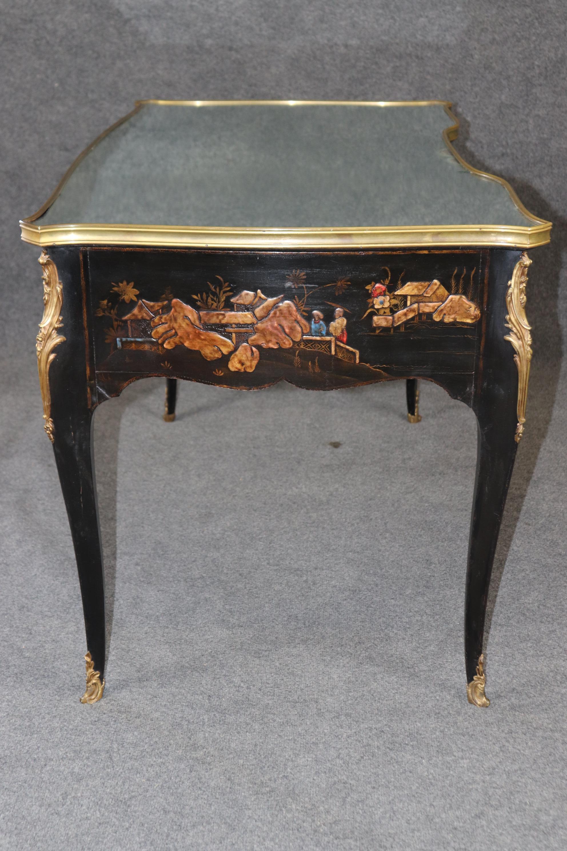 Questo splendido tavolo da scrivania o bureau è caratterizzato da splendide scene di cineserie dipinte a mano che raffigurano i risciò cinesi e la vita quotidiana in una piccola città. I colori delle scene decorate con la vernice sono piuttosto