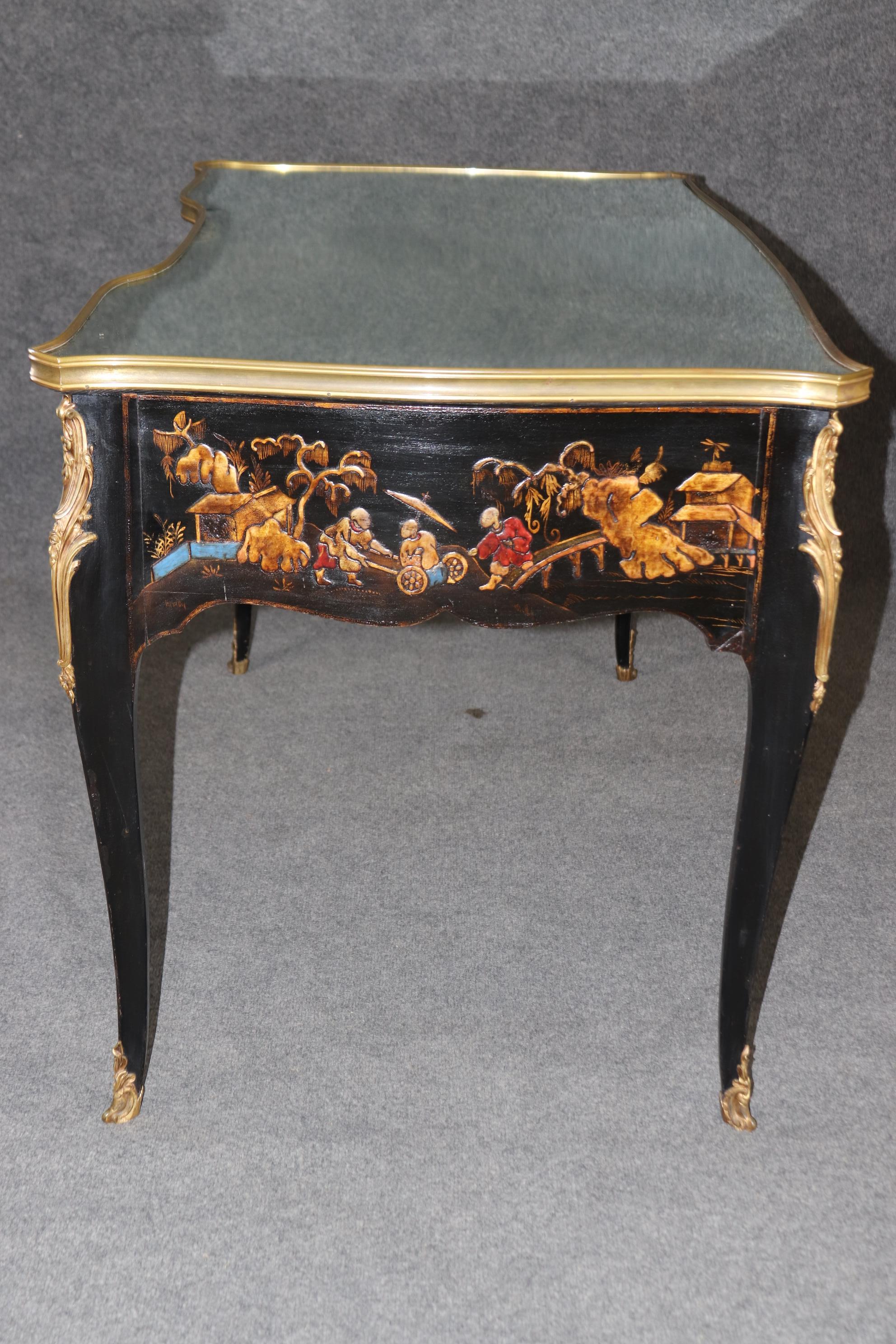Superba pittura Chinoiserie decorata francese Luigi XV con piano a specchio Bureau Plat Desk In condizioni buone in vendita a Swedesboro, NJ