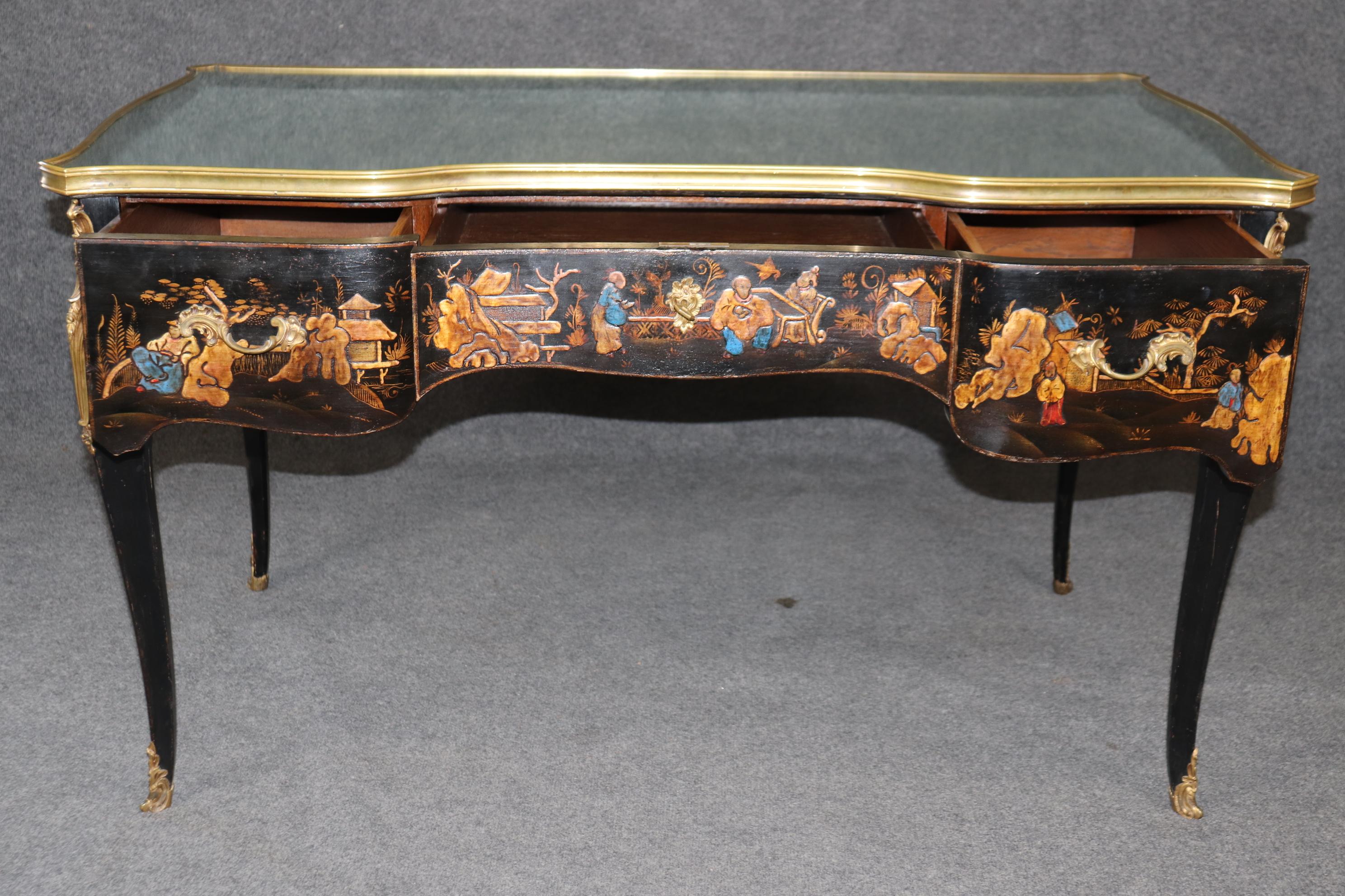 Inizio XX secolo Superba pittura Chinoiserie decorata francese Luigi XV con piano a specchio Bureau Plat Desk in vendita