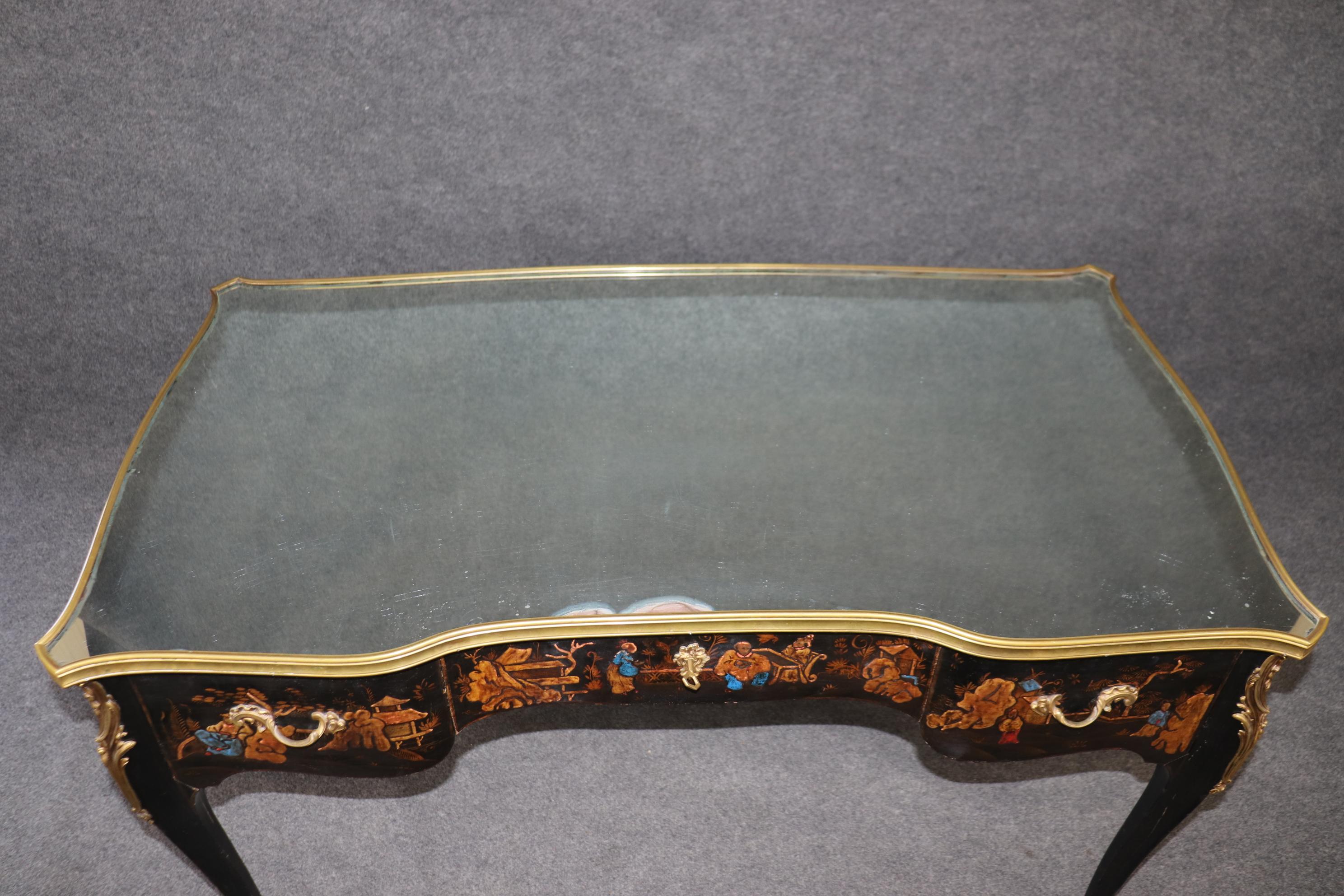 Ottone Superba pittura Chinoiserie decorata francese Luigi XV con piano a specchio Bureau Plat Desk in vendita