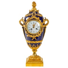 Superbe horloge en bronze doré et émail bleu par Beurdeley, Paris, France, vers 1850