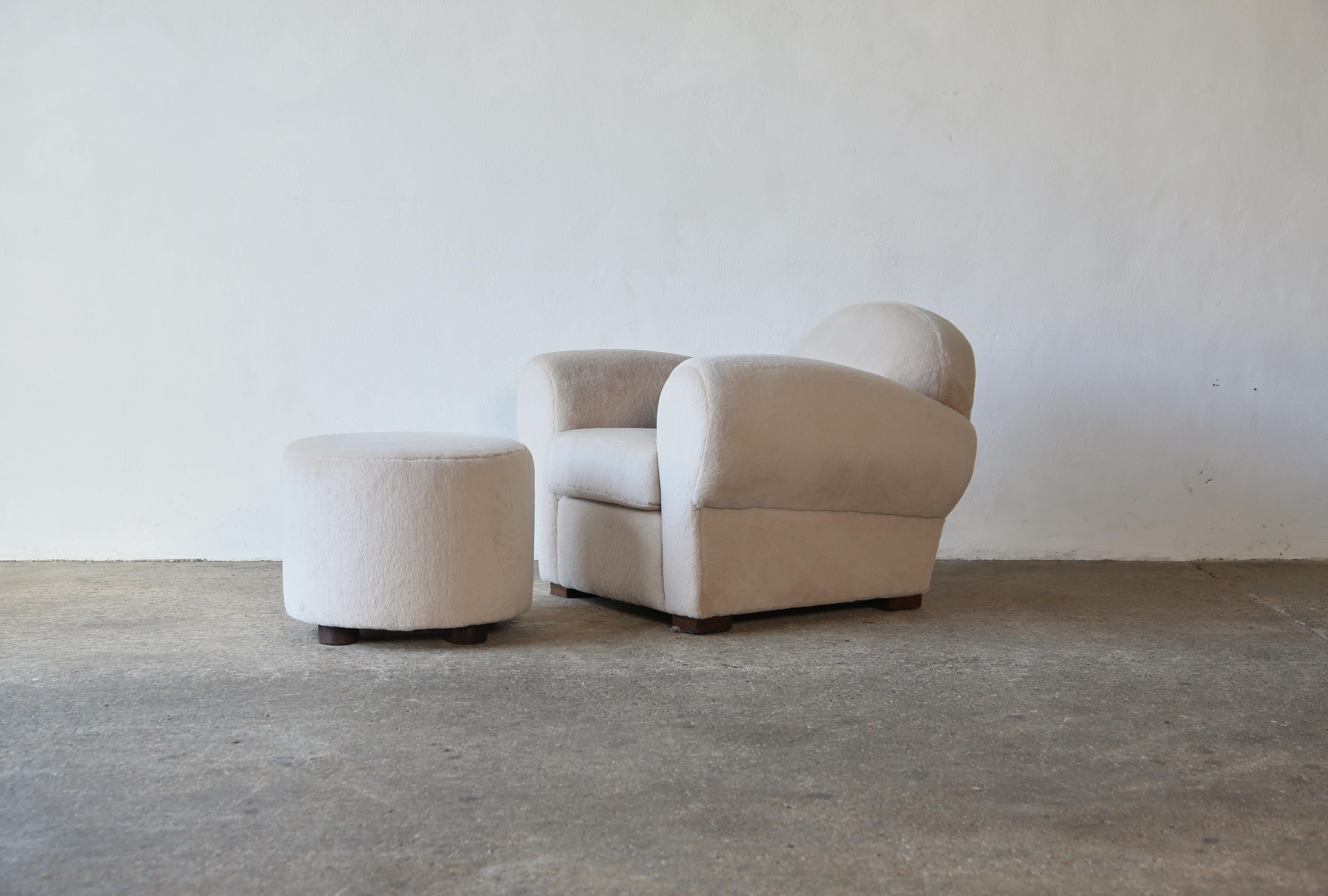 Splendida poltrona e pouf moderni, rivestiti in pura Alpaca. Struttura in faggio di alta qualità realizzata a mano e rivestimento in tessuto di alpaca 100% color avorio.  Realizzato a mano in Inghilterra.   Disponibile in COM.   Spedizione veloce in