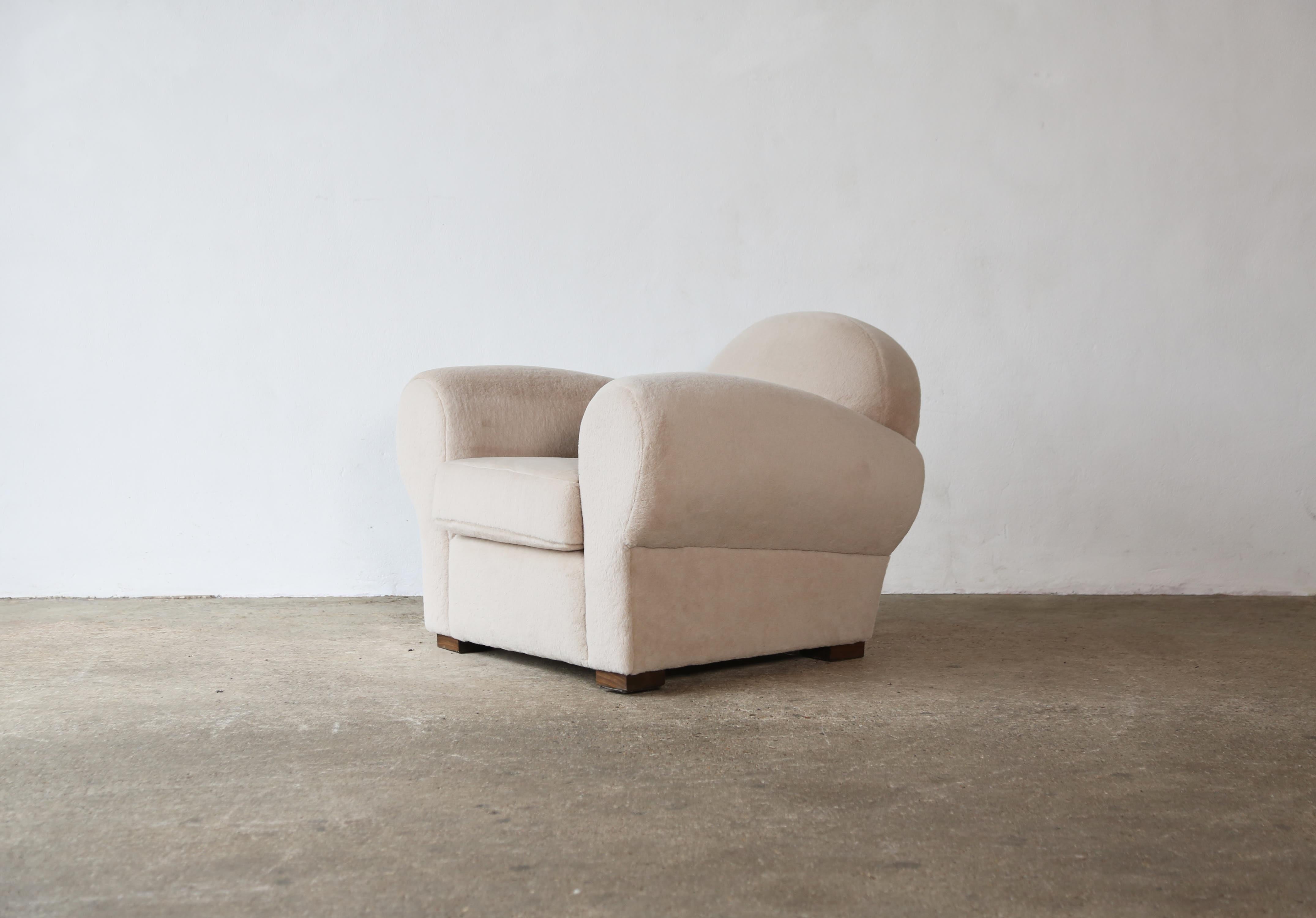Splendida sedia da club moderna, rivestita in pura Alpaca. Struttura in faggio di alta qualità realizzata a mano e rivestimento in tessuto di alpaca 100% color avorio.  Realizzato a mano in Inghilterra.   Disponibile in COM.   Spedizione veloce in
