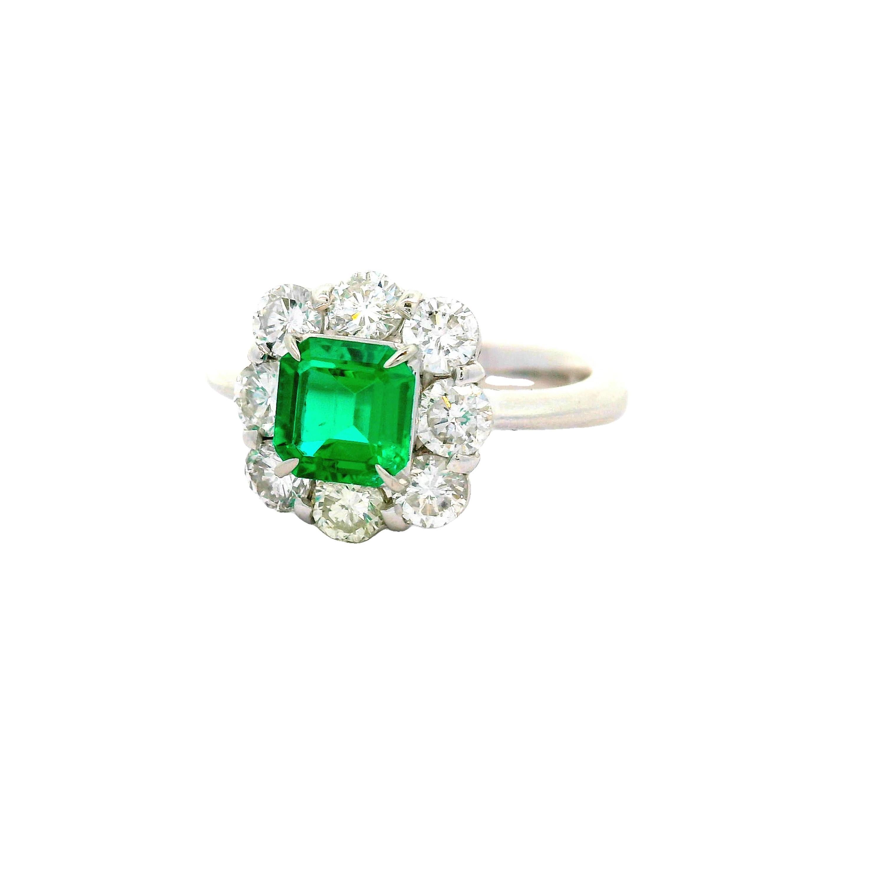 Einfach das Beste vom Besten. Der in diesem klassisch gestalteten Platinring gefasste Smaragd ist von außergewöhnlicher Qualität. Er wiegt knapp 1 Karat (0,95ct) und hat eine lebhafte grüne Farbe sowie einen reinen, lebendigen Kristall, der völlig
