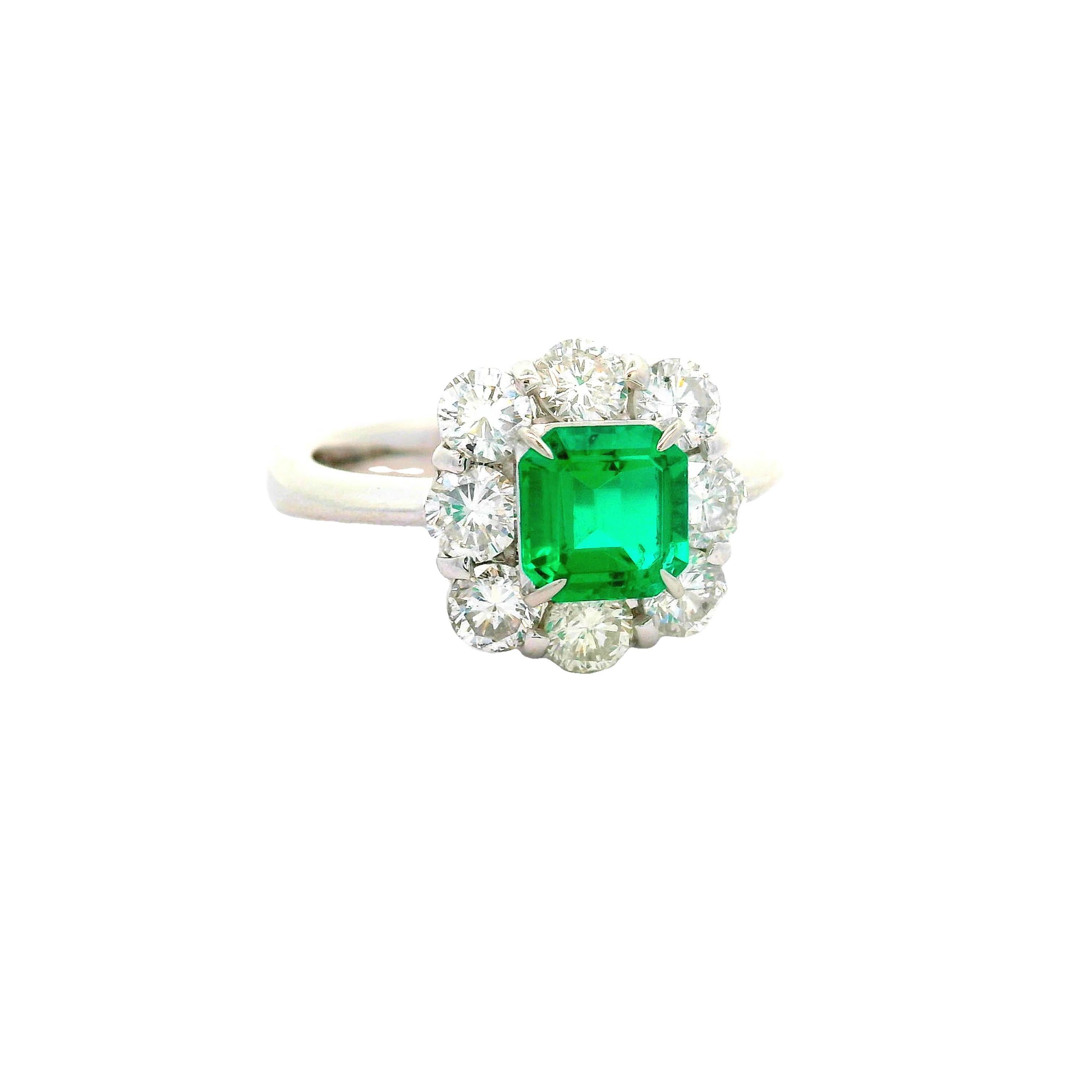 Hervorragender kolumbianischer Smaragd-Diamant-Platin-Halo-Ring, GIA-zertifiziert (Moderne) im Angebot