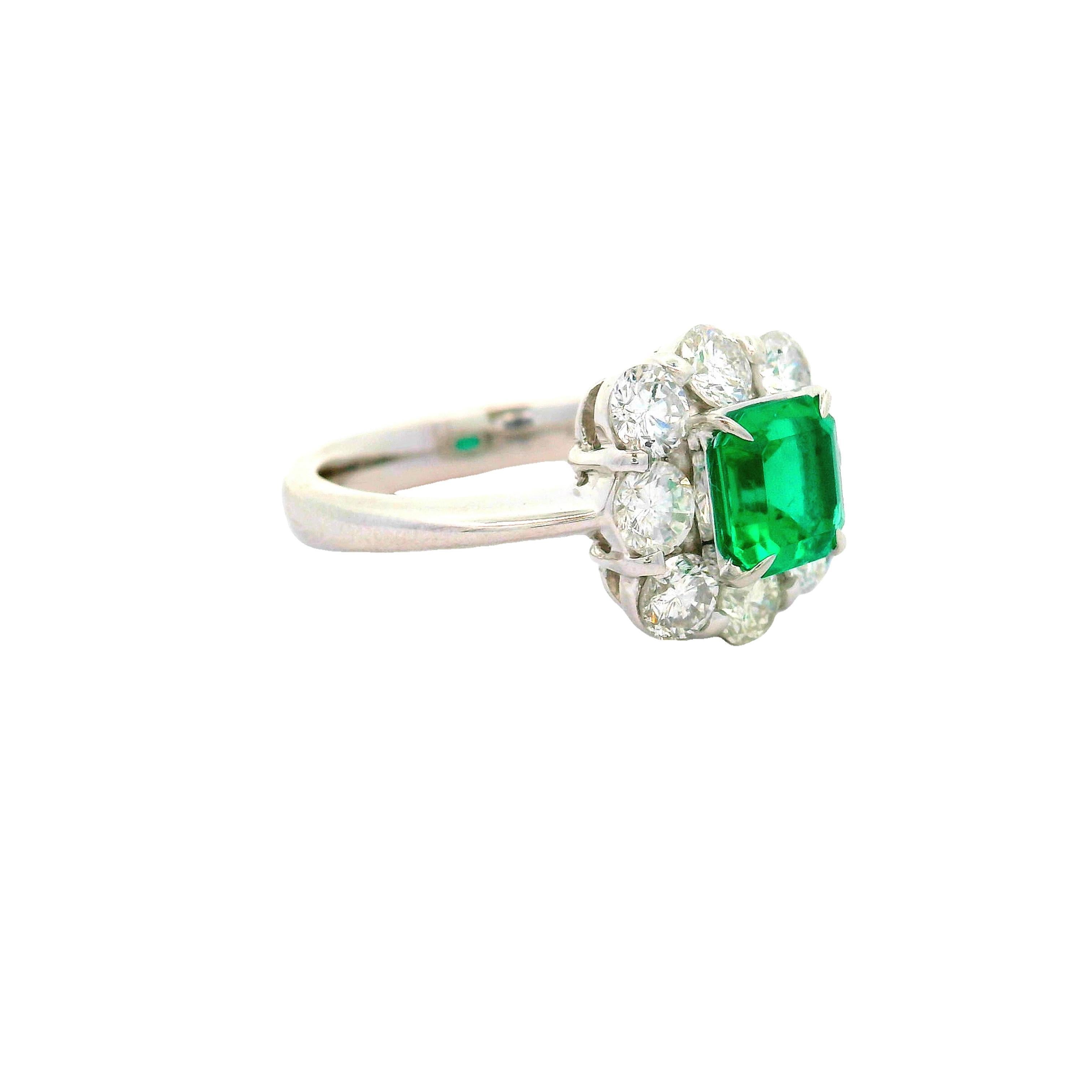 Hervorragender kolumbianischer Smaragd-Diamant-Platin-Halo-Ring, GIA-zertifiziert (Rundschliff) im Angebot