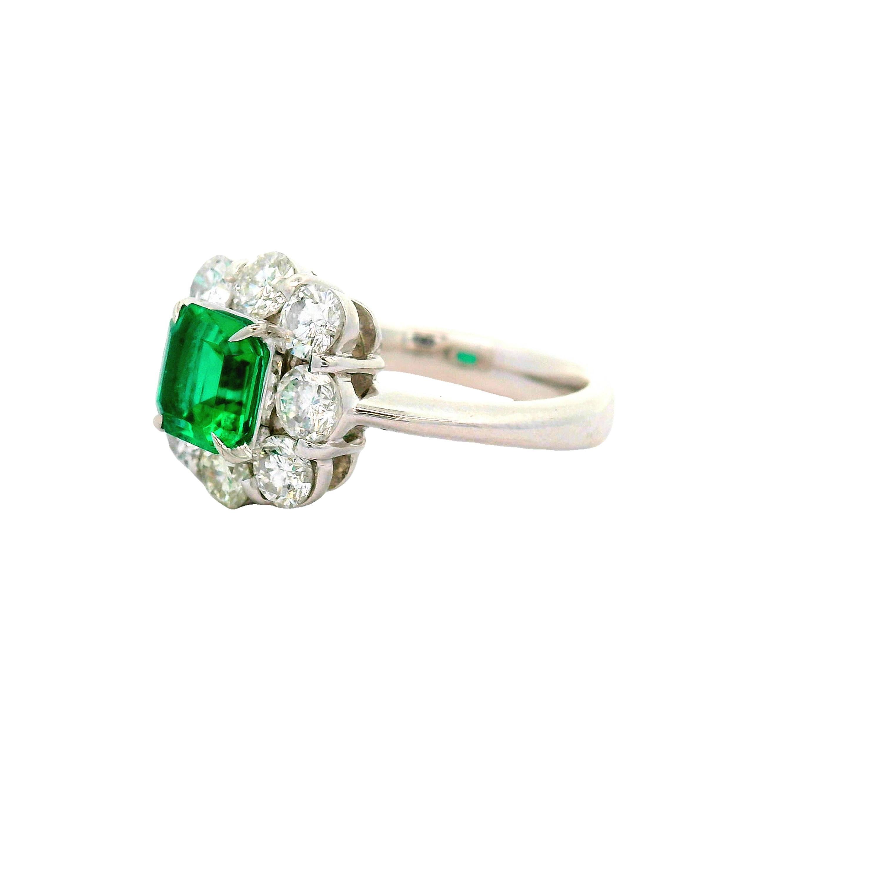 Hervorragender kolumbianischer Smaragd-Diamant-Platin-Halo-Ring, GIA-zertifiziert im Zustand „Hervorragend“ im Angebot in Beverly Hills, CA