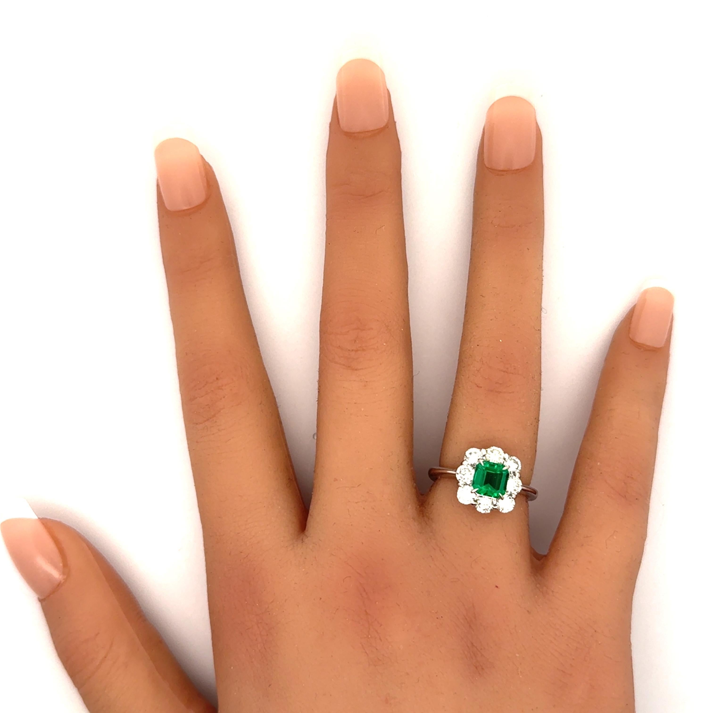 Hervorragender kolumbianischer Smaragd-Diamant-Platin-Halo-Ring, GIA-zertifiziert Damen im Angebot