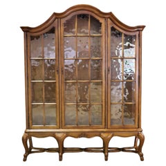 Superbe armoire de style continental fabriquée à la main Vitrine ondulée en verre antique