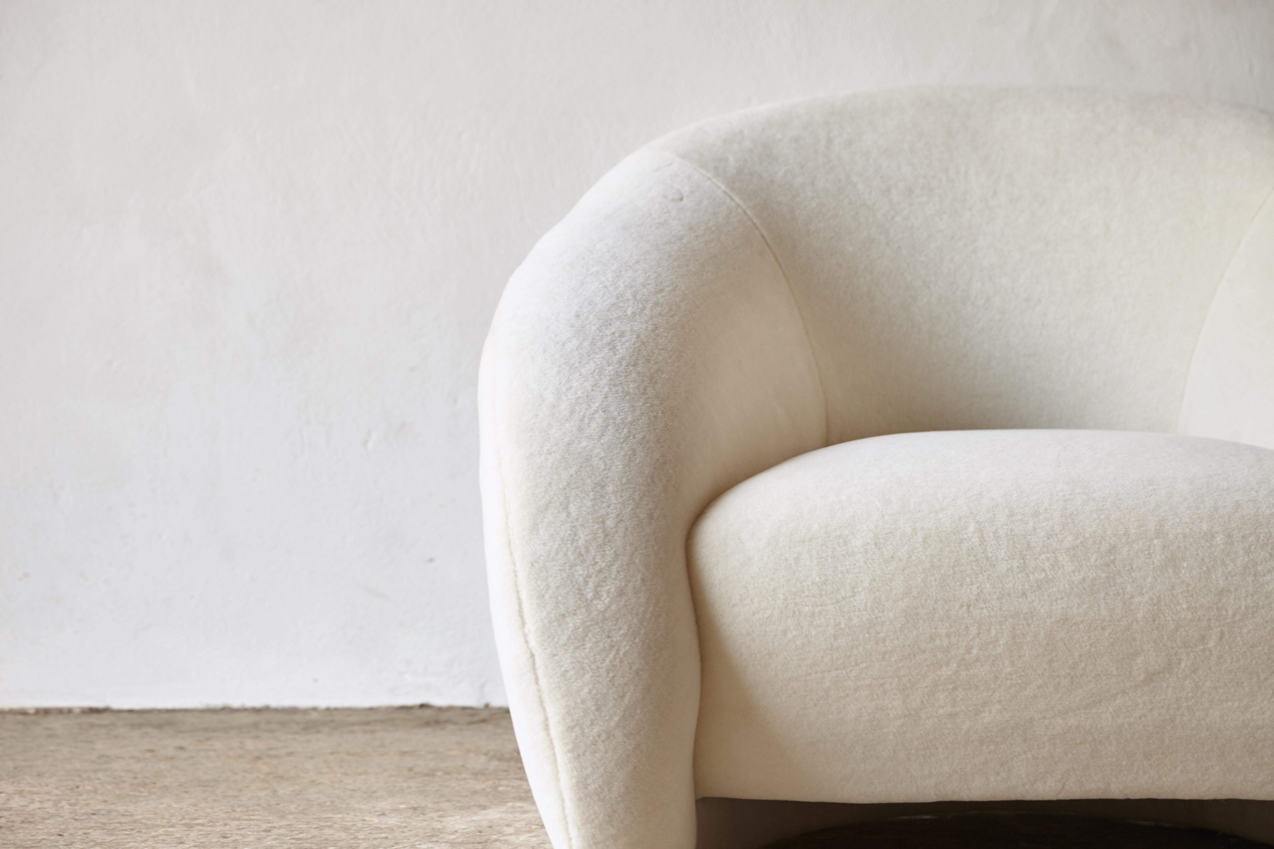 Superb Curved Lounge Chairs, Newly Upholstered in Alpaca, Italy For Sale 7