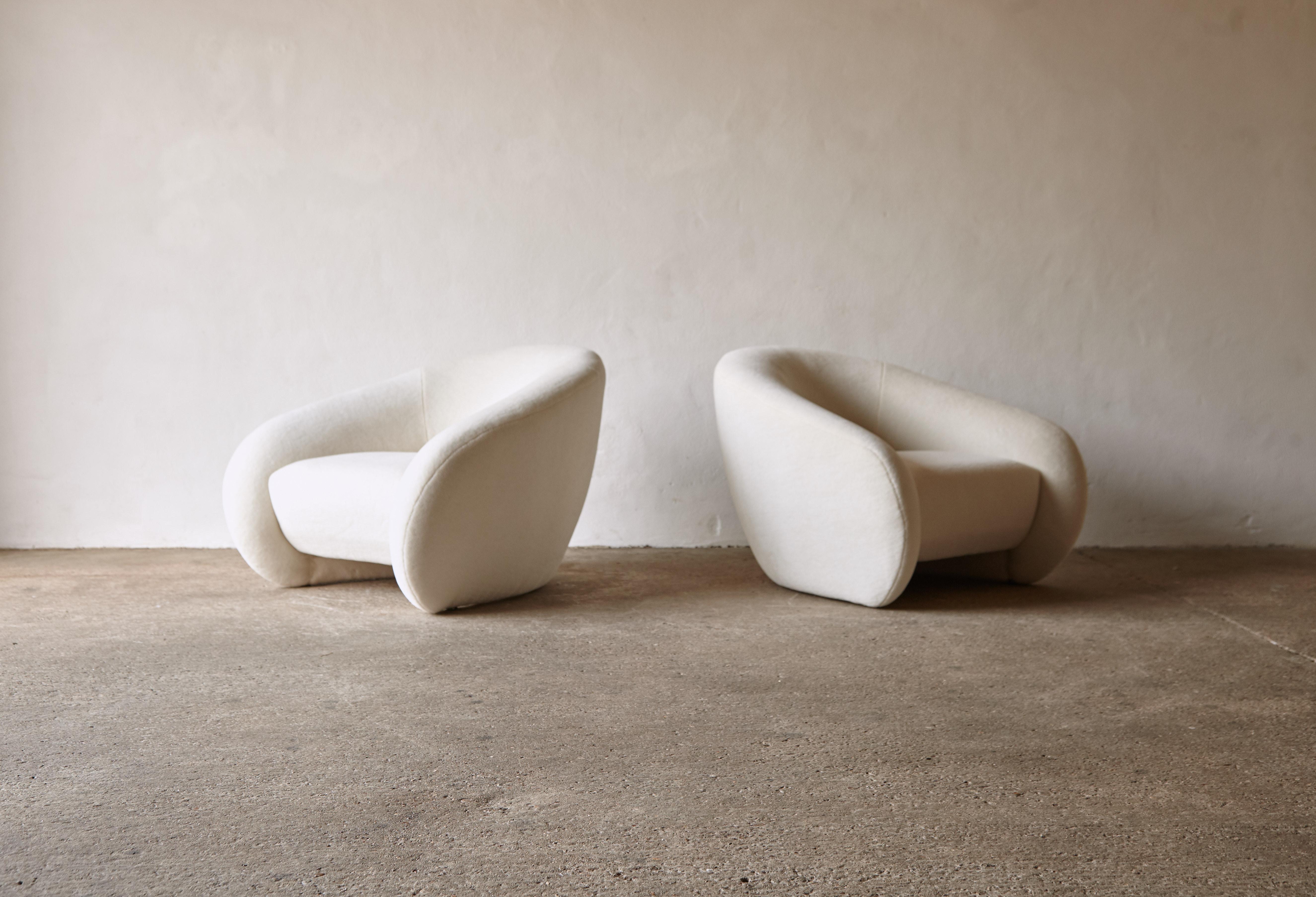 A superb pair of curved organic form armchairs, Italian design, newly upholstered in a premium pure 100% alpaca wool fabric. Fast shipping worldwide.
  

