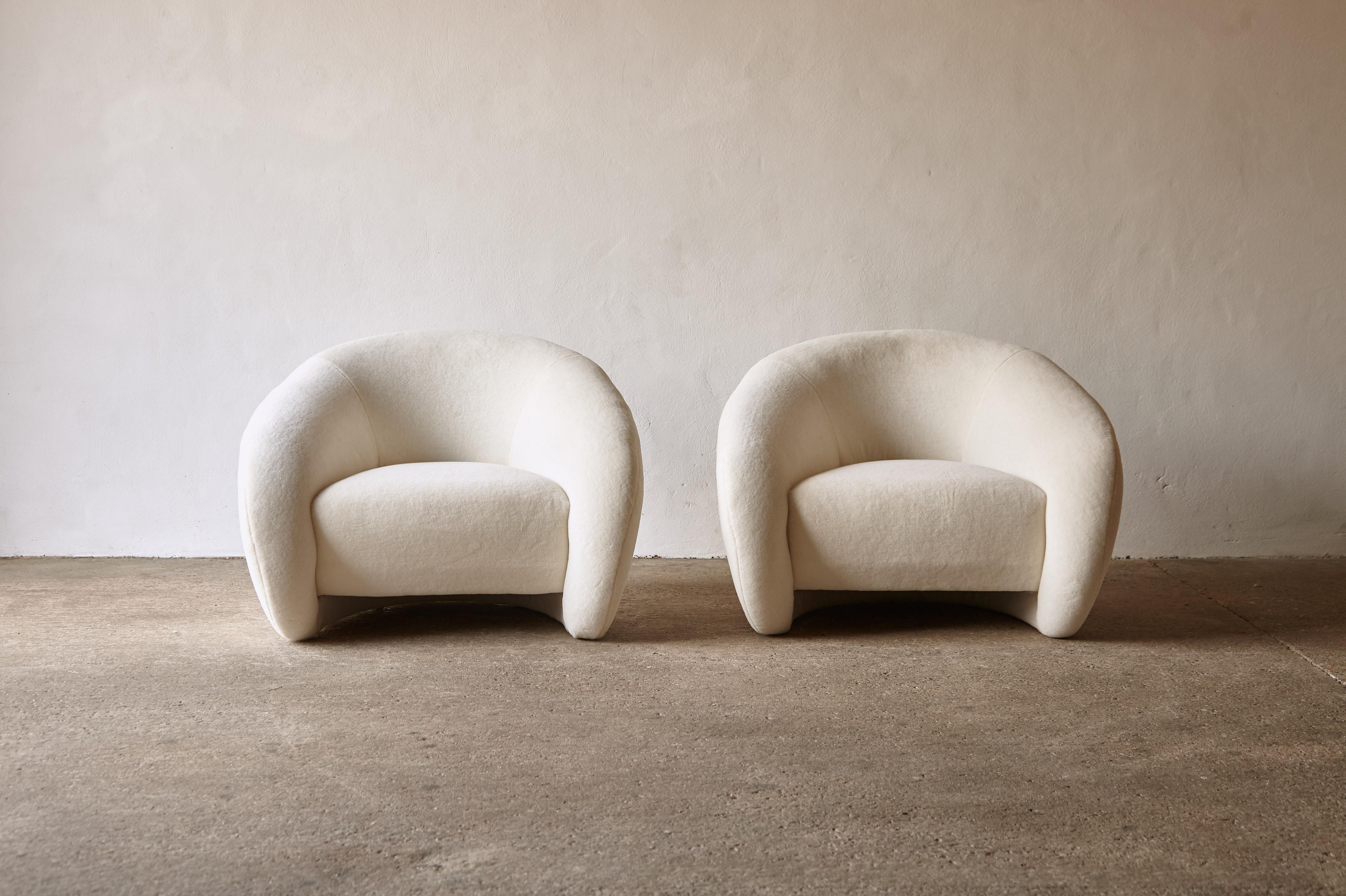 Mid-Century Modern Superb Curved Lounge Chairs, Newly Upholstered in Alpaca, Italy For Sale