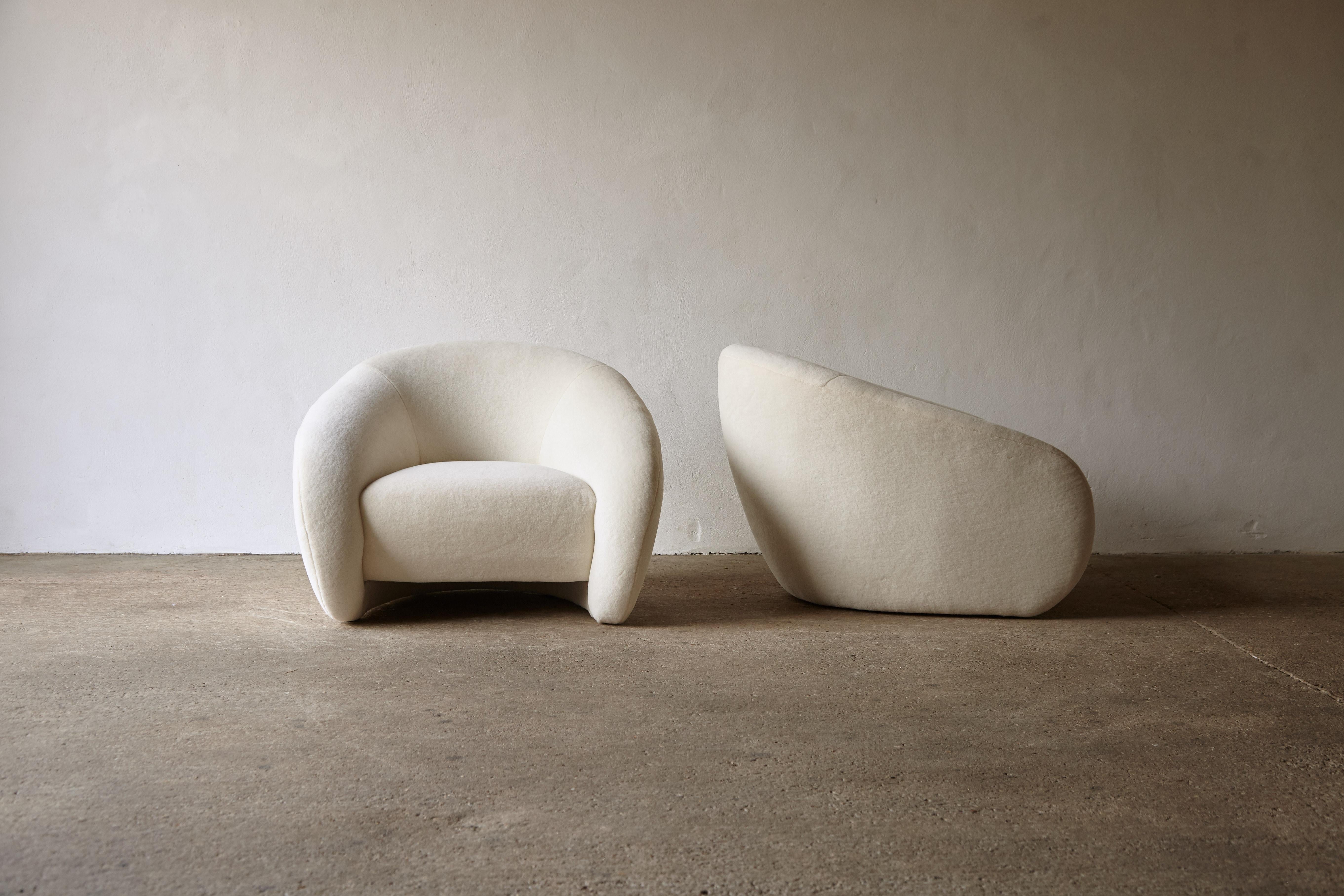 Superb Curved Lounge Chairs, Newly Upholstered in Alpaca, Italy In Good Condition In London, GB