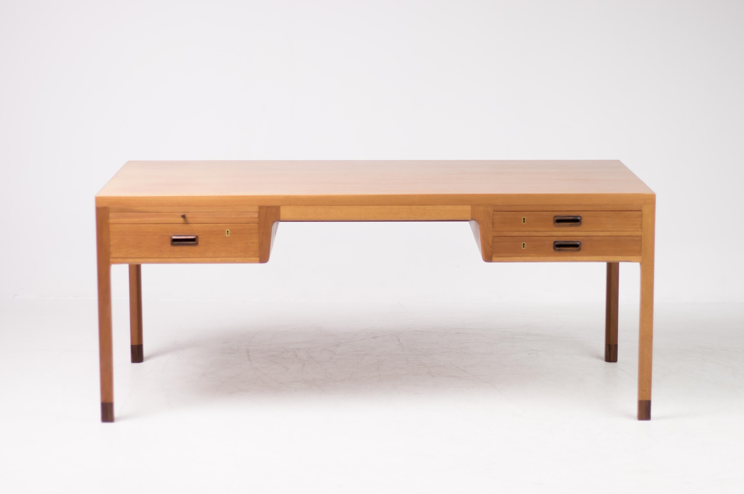 Beautiful desk designed by Ejnar Larsen and Aksel Bender Madsen, made by Danish cabinetmaker Willy Beck in the 1950s.
A superb, generously scaled and impeccably hand crafted desk in pale mahogany having a finely proportioned rectilinear form. The