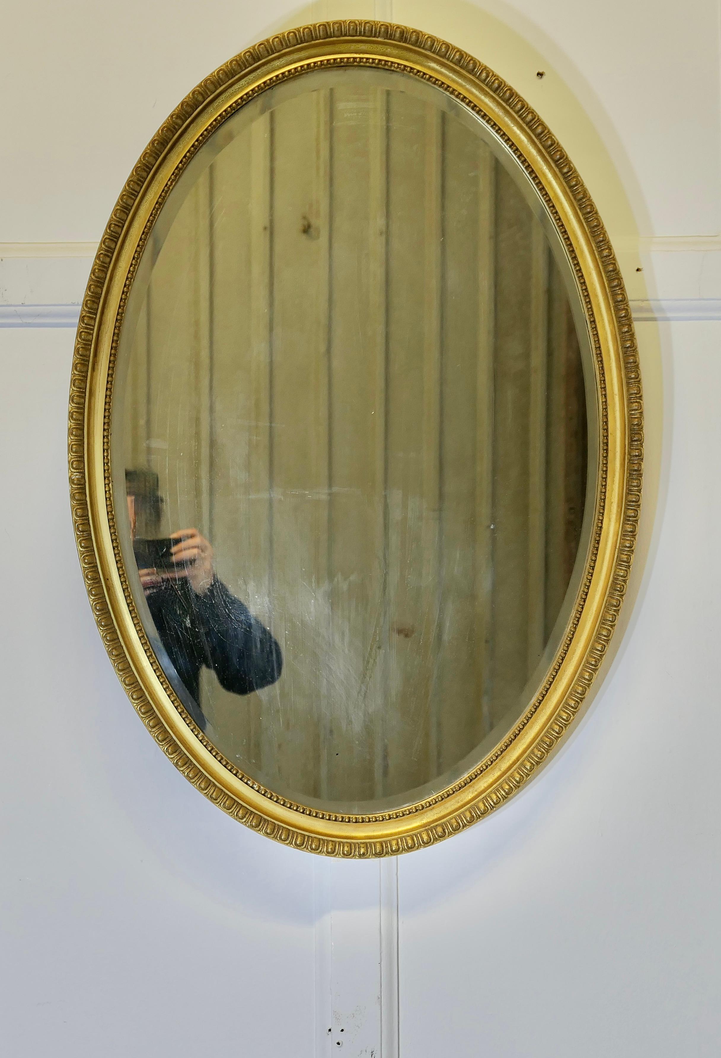 Magnífico Espejo de Pared Dorado Ovalado Decorativo Grande

El espejo tiene un marco dorado bellamente moldeado 
El gran marco ovalado de 5 cm de ancho está en muy buen estado, al igual que el cristal biselado ovalado.
El tamaño total de esta