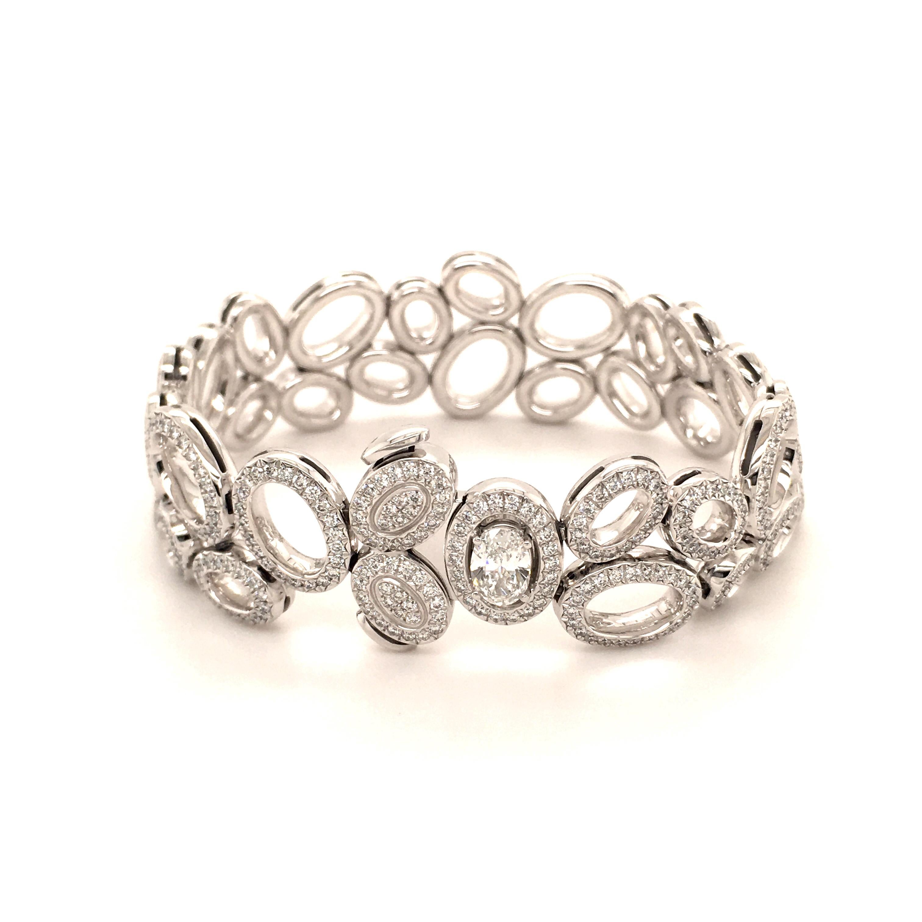 Superb Diamond Bracelet in White Gold by Gubelin In Excellent Condition For Sale In Lucerne, CH