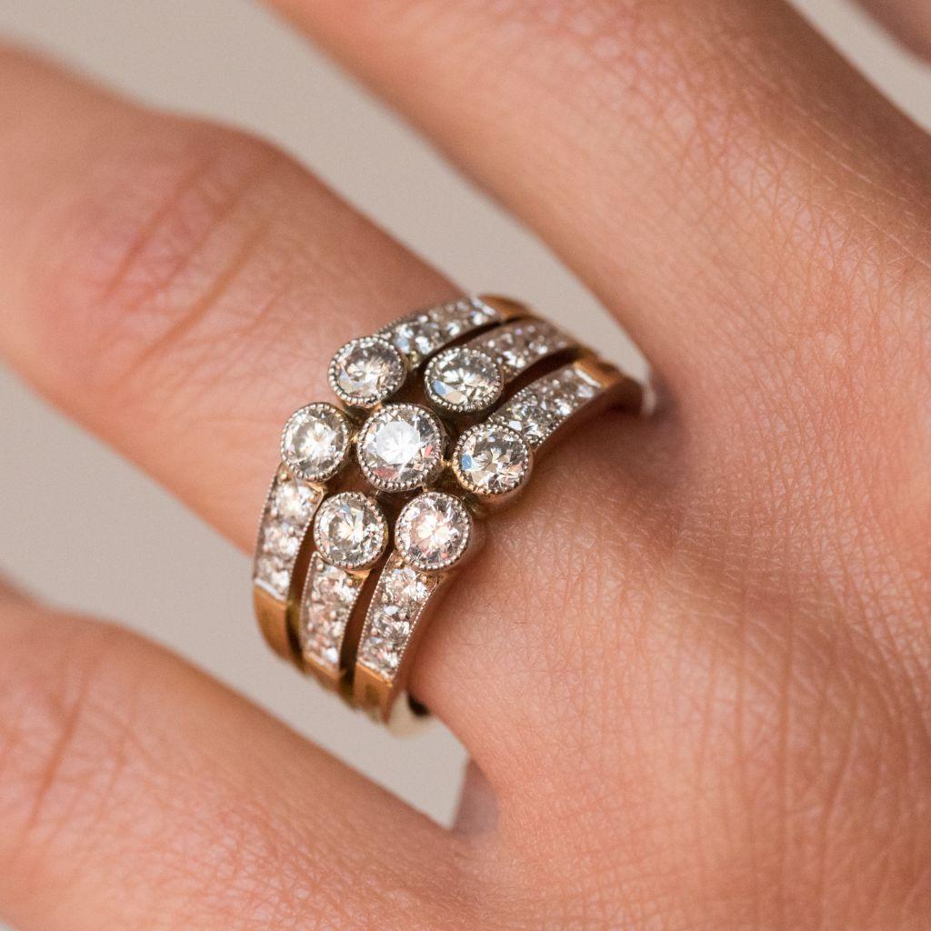 Bague moderne  3 anneaux en or et diamants en vente 1