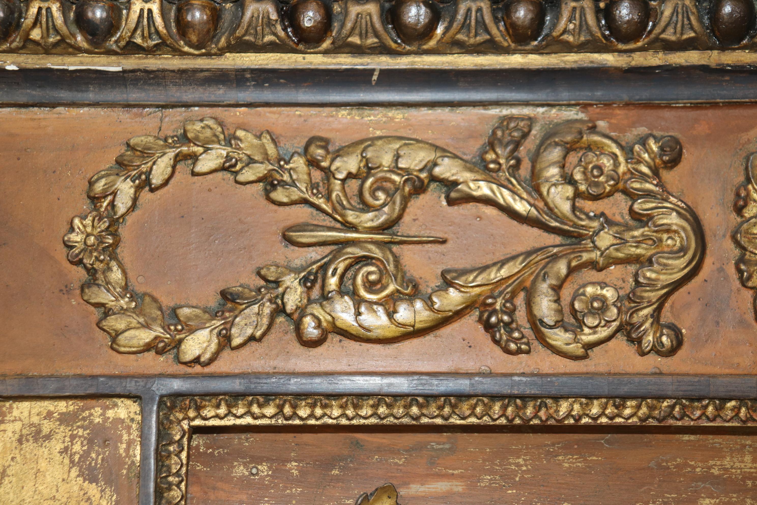 Superba specchiera neoclassica decorata con vernice dorata e affilata con cigni in vendita 3