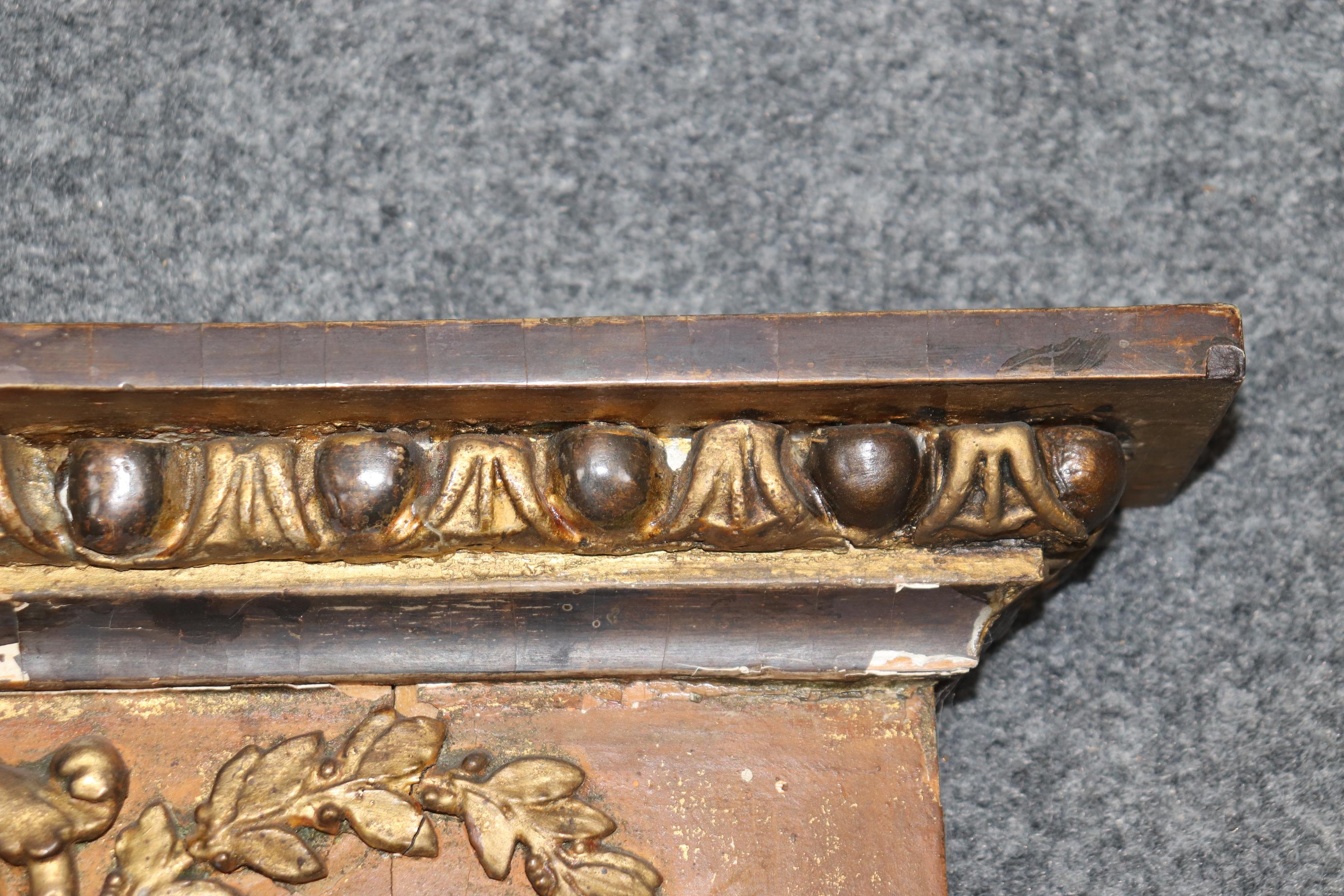 Superba specchiera neoclassica decorata con vernice dorata e affilata con cigni in vendita 4