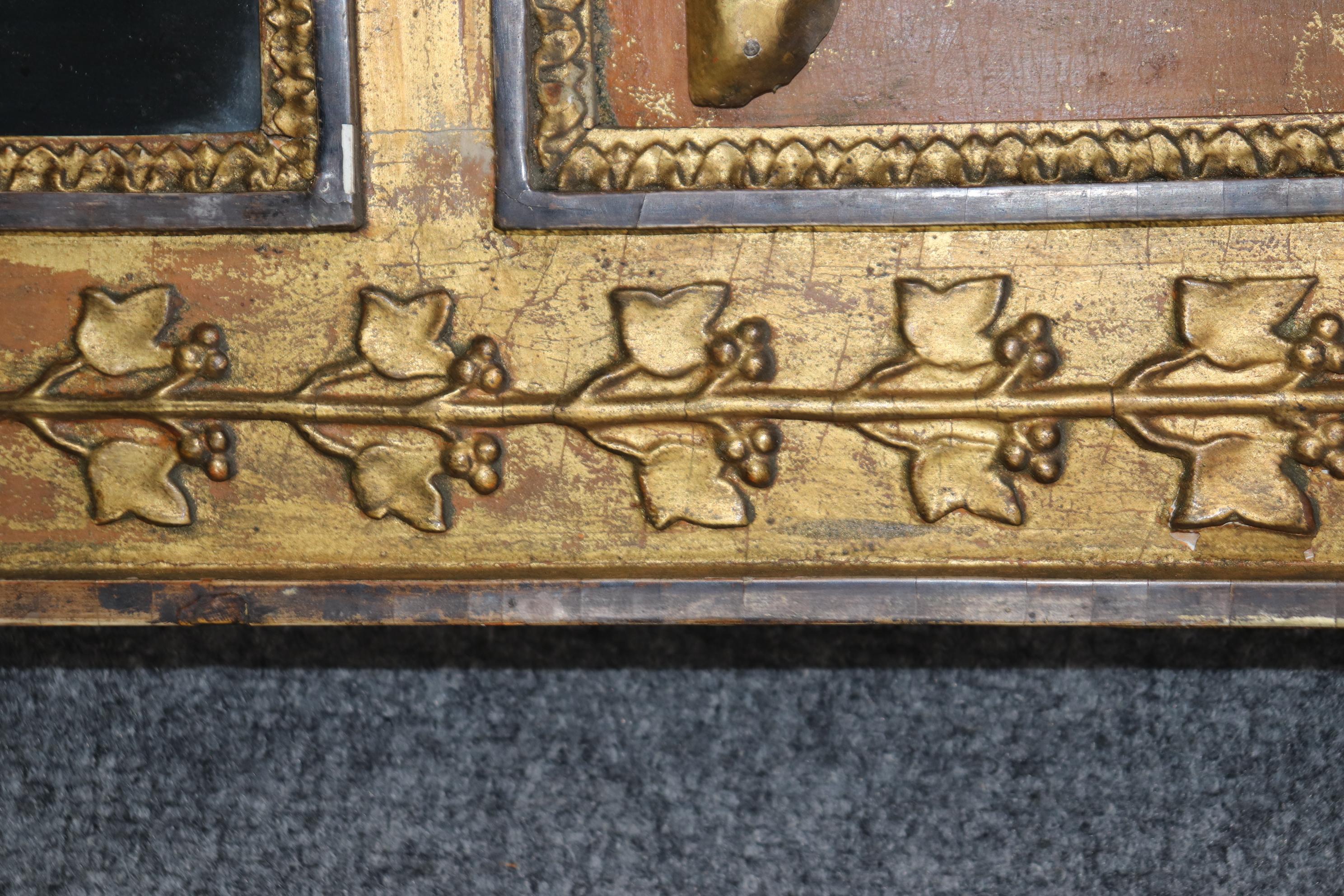 Superba specchiera neoclassica decorata con vernice dorata e affilata con cigni in vendita 5