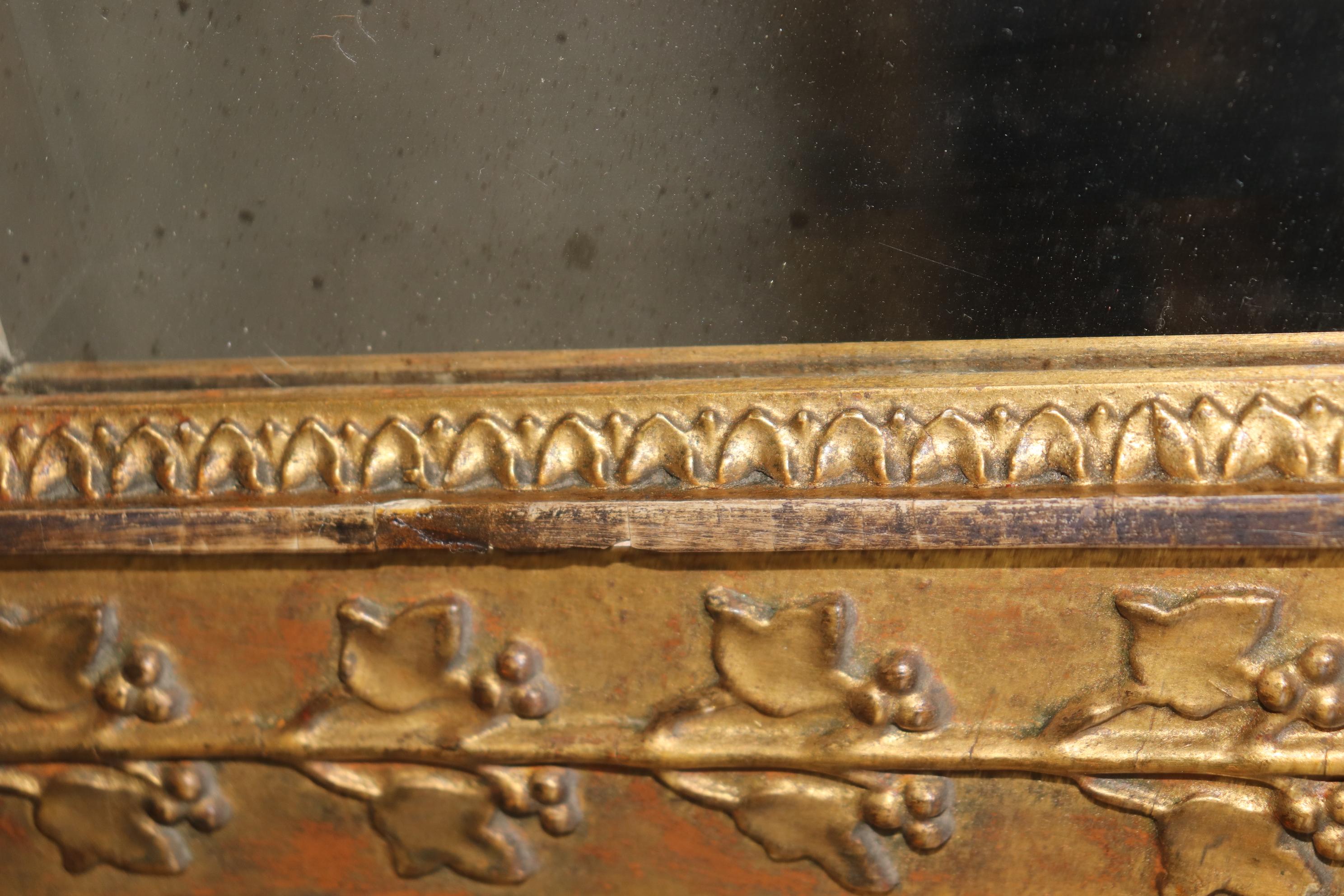 Superba specchiera neoclassica decorata con vernice dorata e affilata con cigni in vendita 6