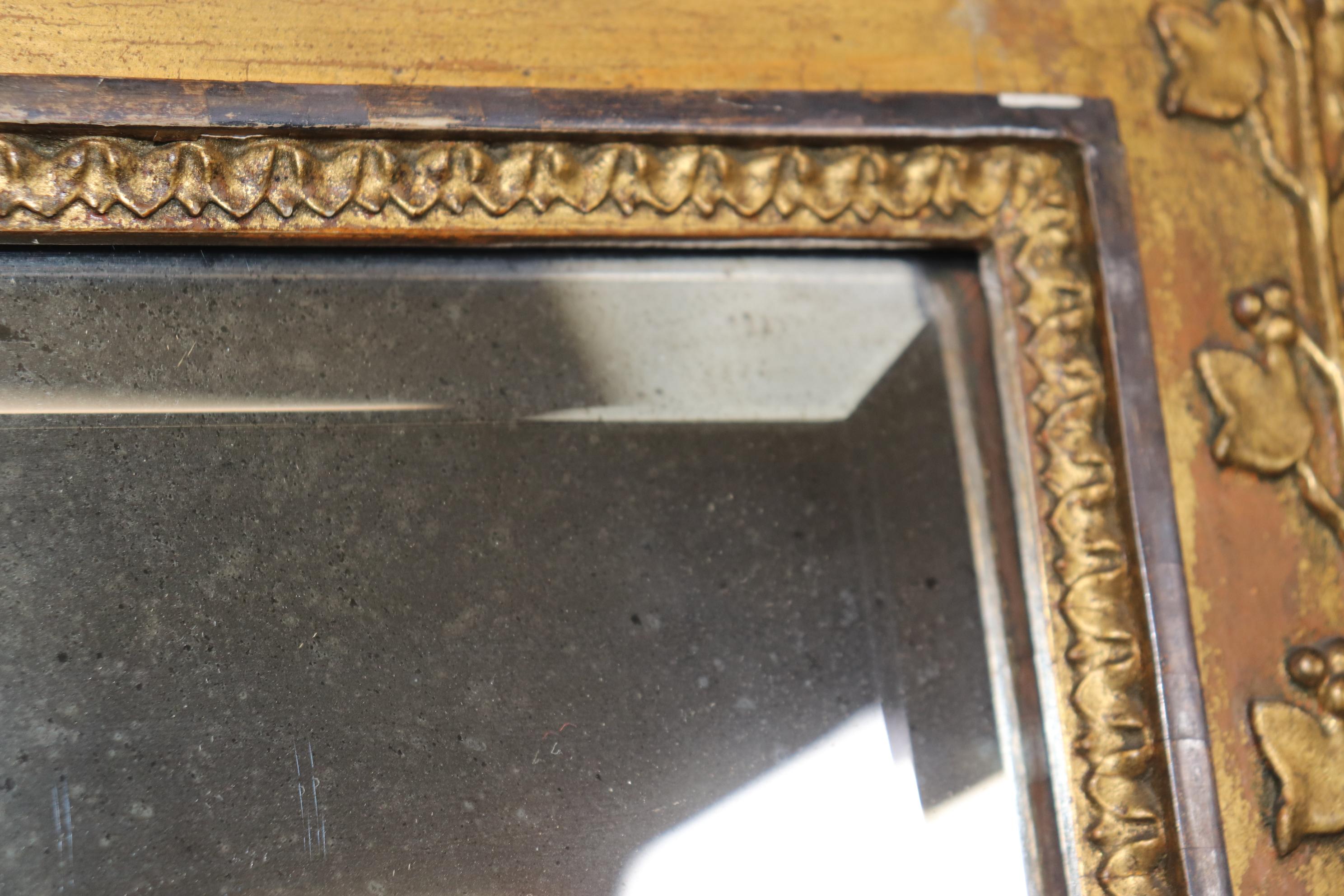Superba specchiera neoclassica decorata con vernice dorata e affilata con cigni in vendita 8