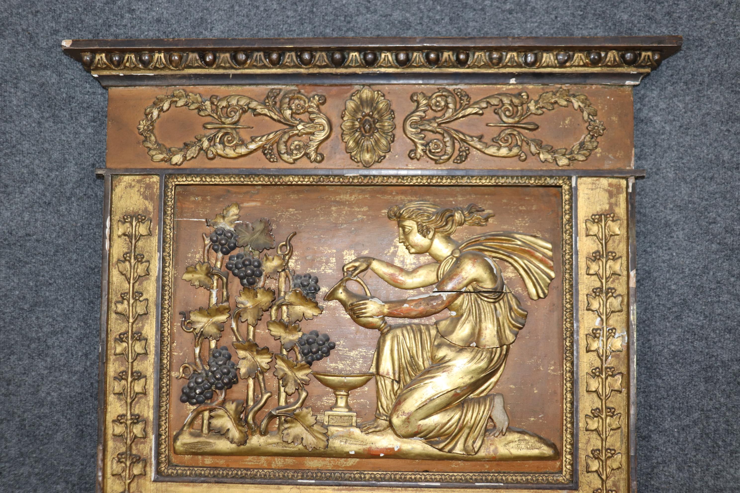 Neoclassico Superba specchiera neoclassica decorata con vernice dorata e affilata con cigni in vendita