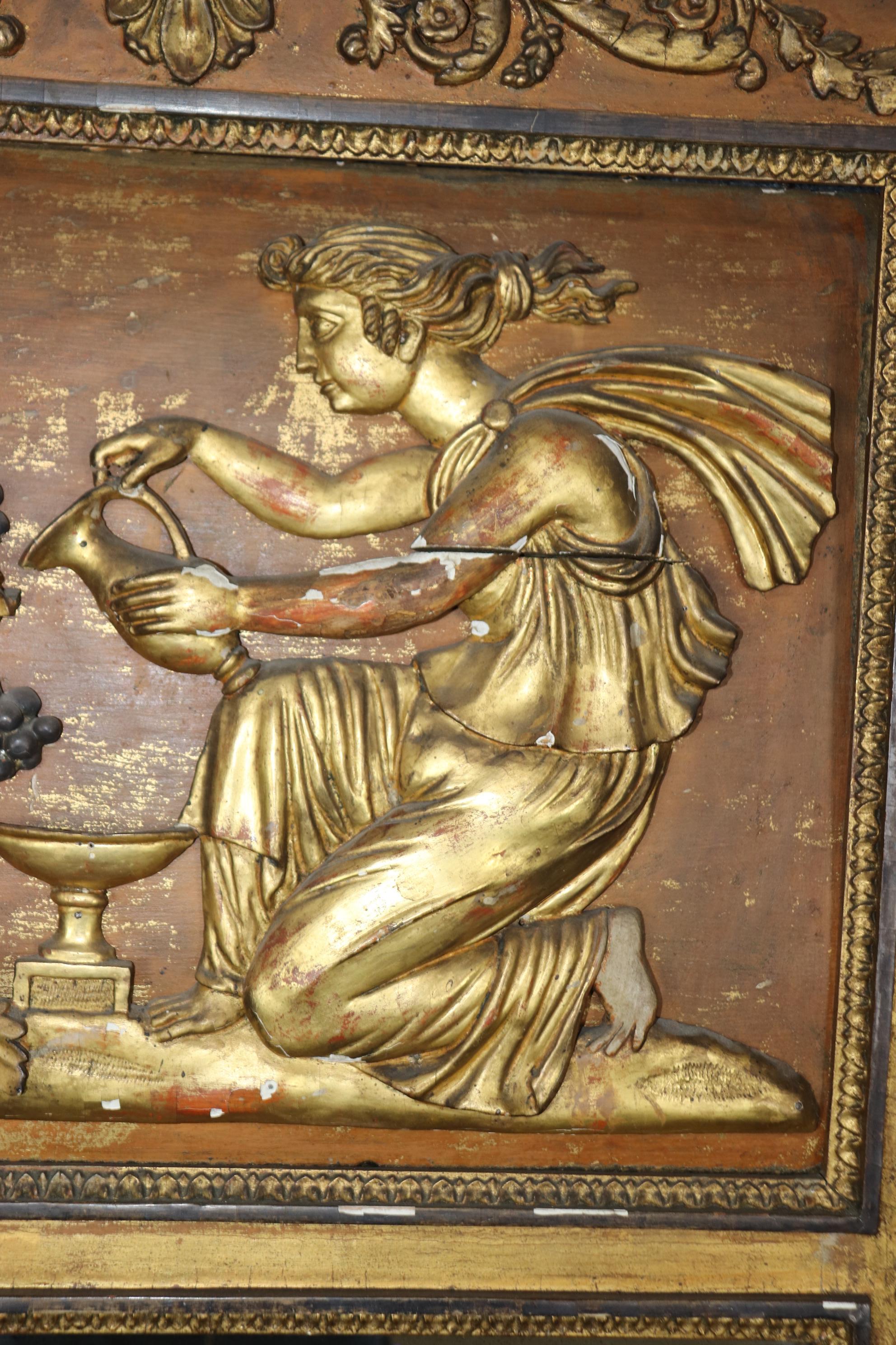 Italiano Superba specchiera neoclassica decorata con vernice dorata e affilata con cigni in vendita