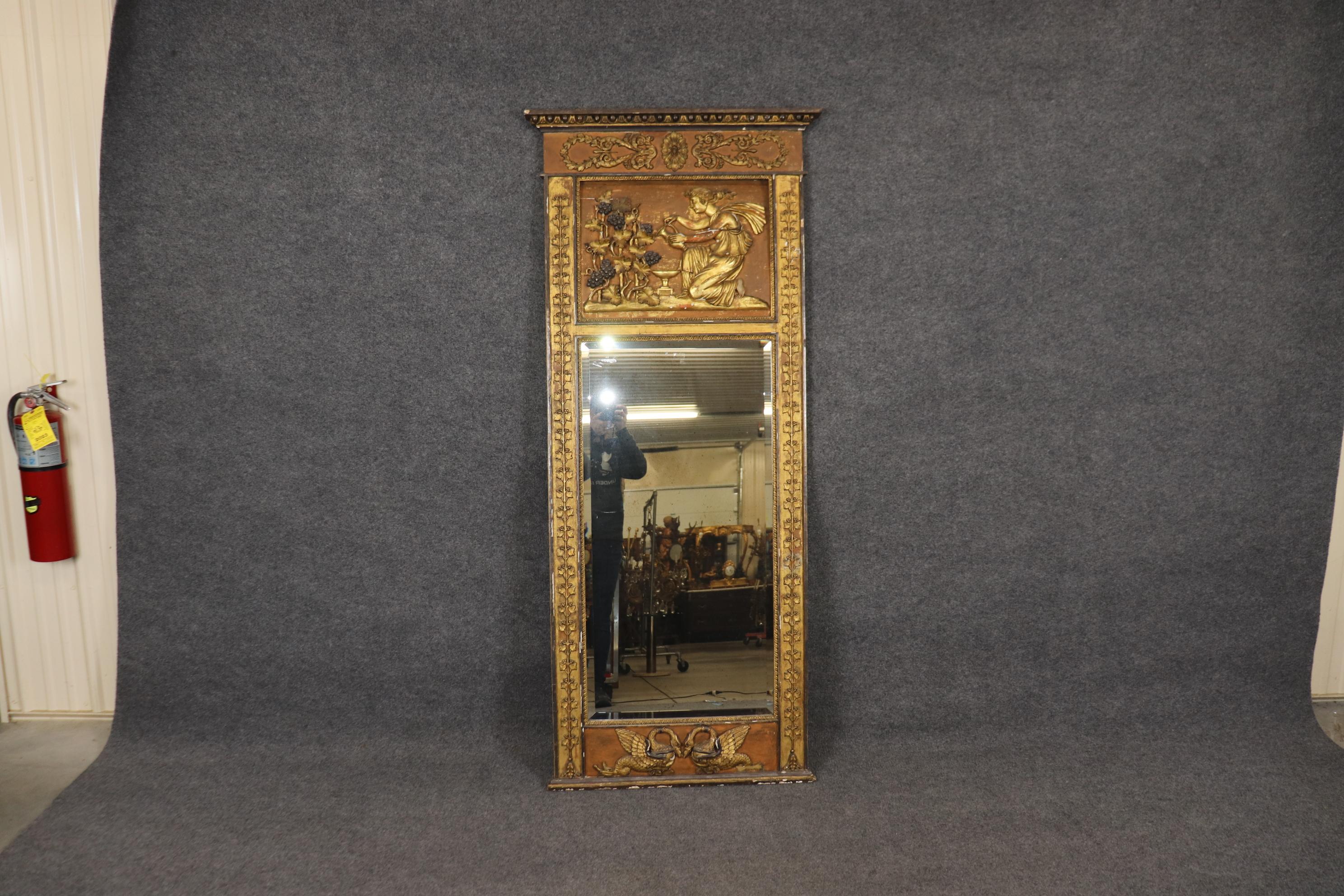 Inizio XX secolo Superba specchiera neoclassica decorata con vernice dorata e affilata con cigni in vendita