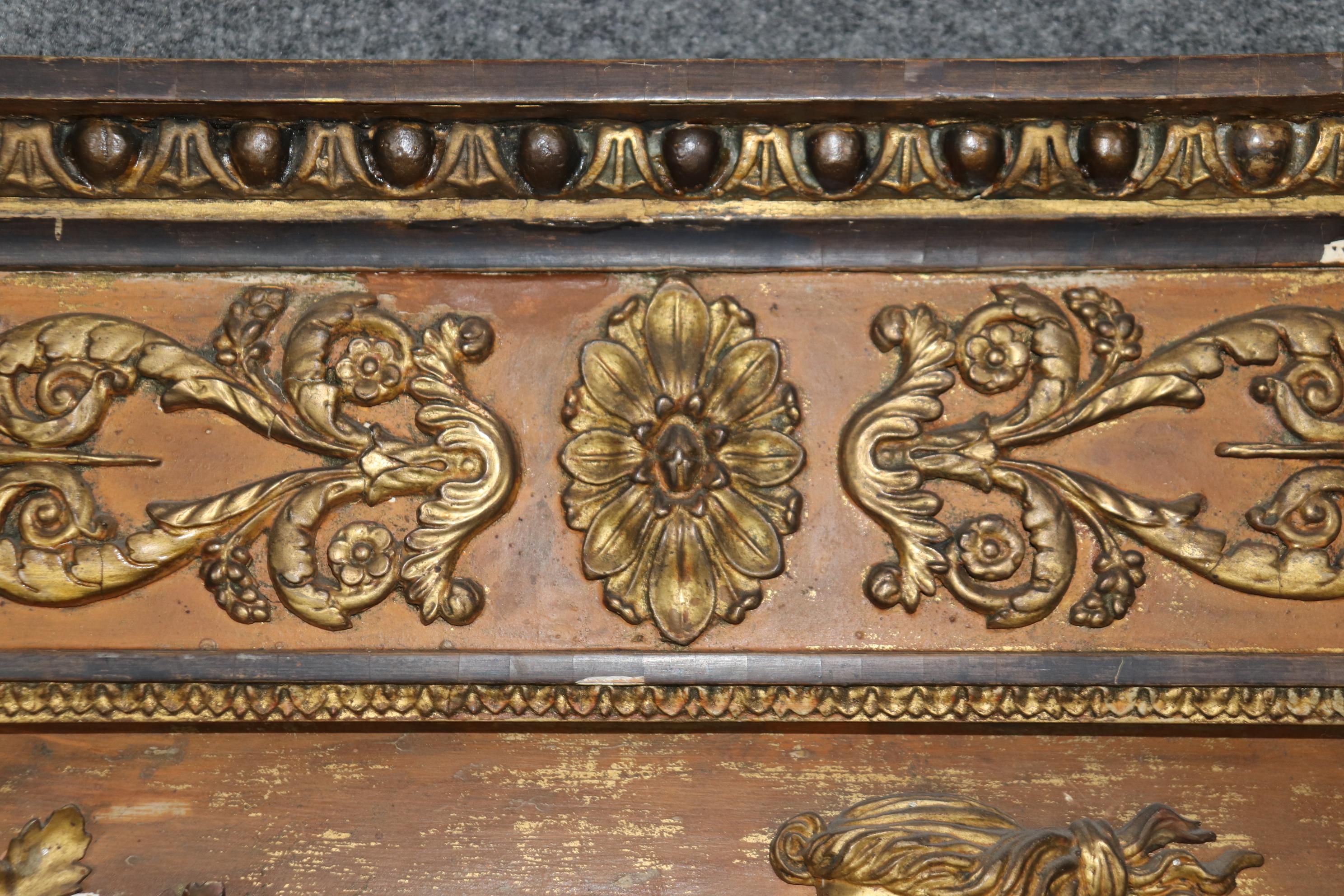 Superba specchiera neoclassica decorata con vernice dorata e affilata con cigni in vendita 2