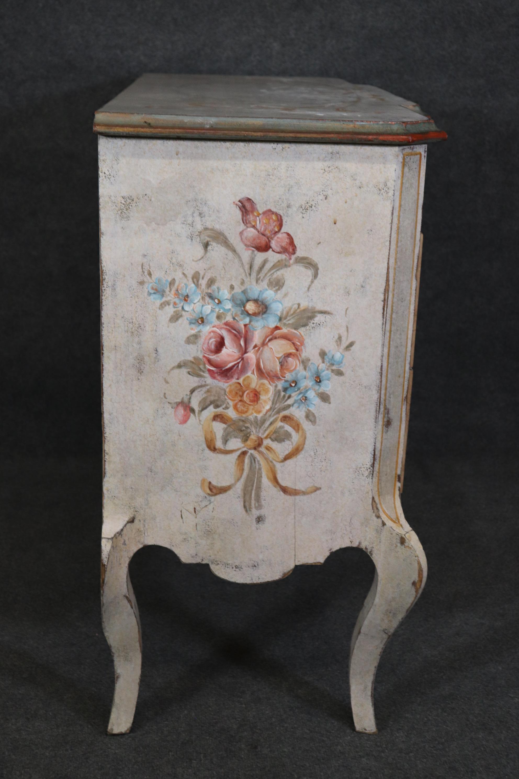 Superbe commode ancienne Louis XV de fabrication italienne décorée à la peinture vieillie en vente 1