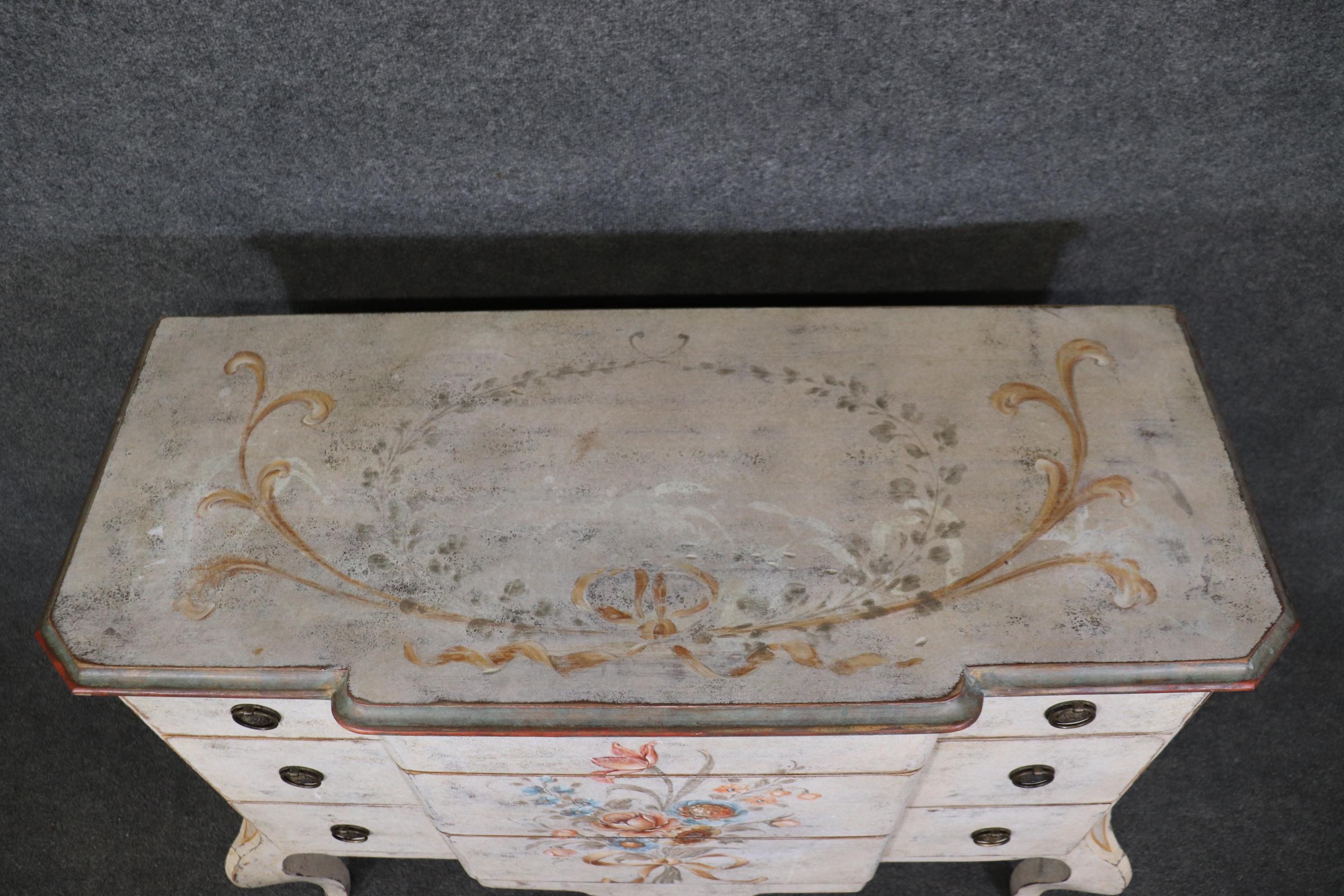 Superbe commode ancienne Louis XV de fabrication italienne décorée à la peinture vieillie en vente 2