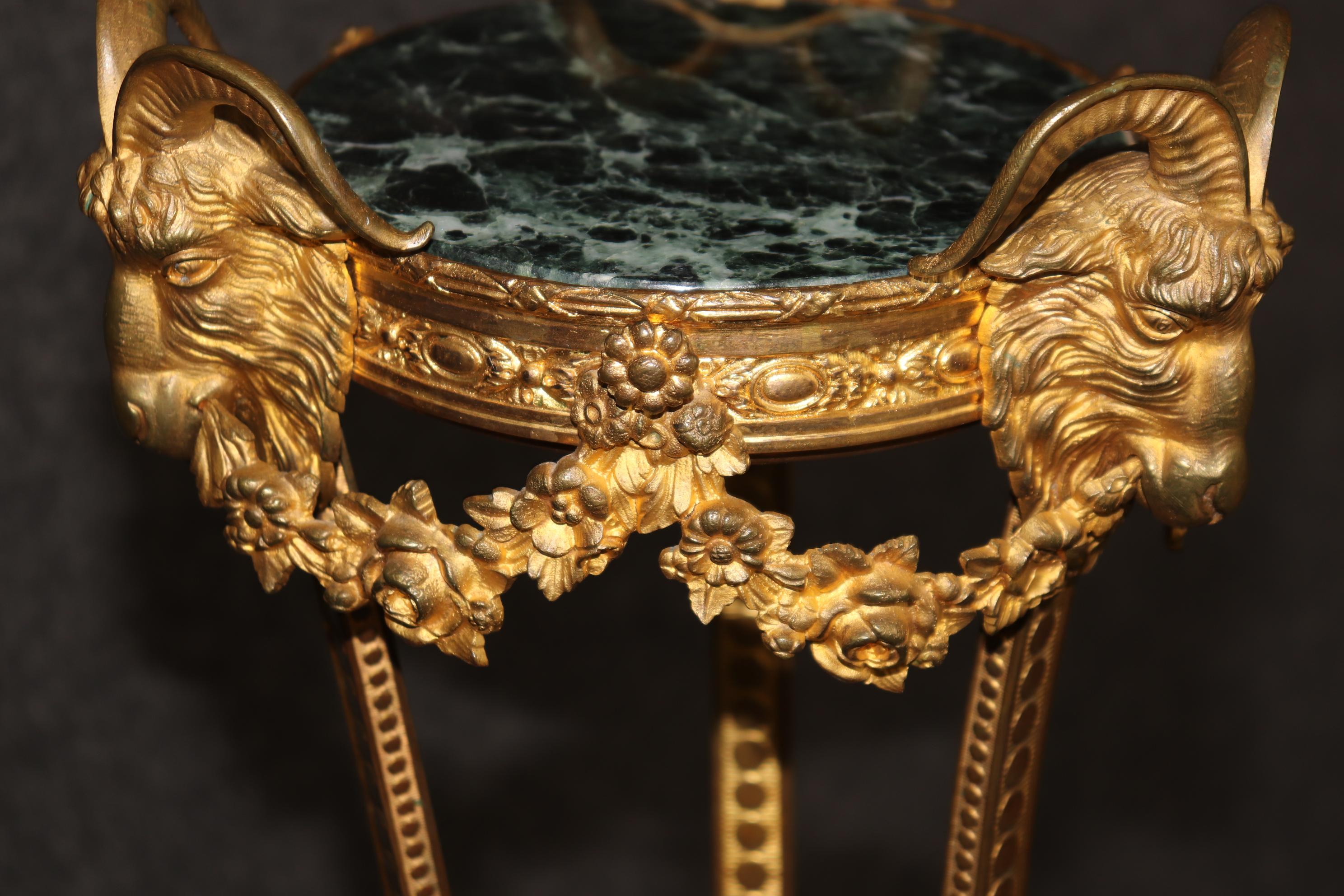 Espléndido pedestal de dos pisos de mármol Verdi con cabeza de carnero en bronce doré en venta 3