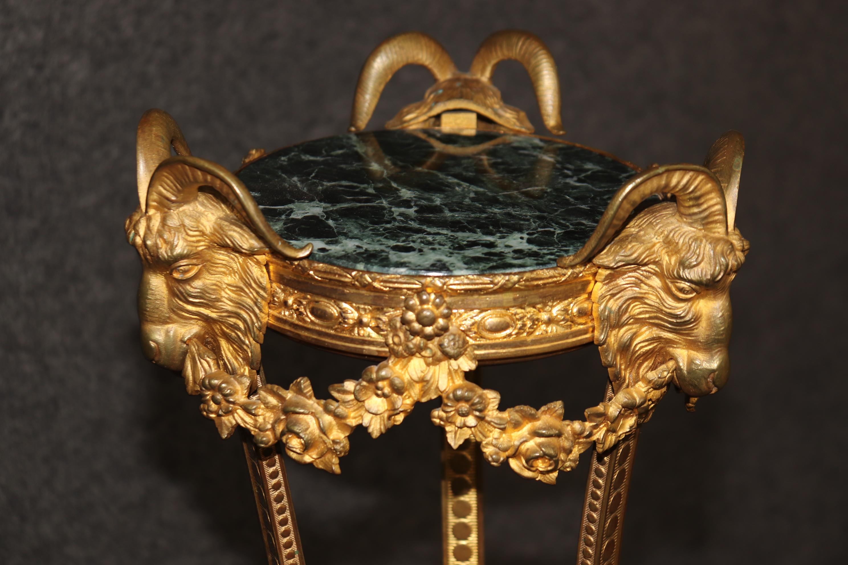 Espléndido pedestal de dos pisos de mármol Verdi con cabeza de carnero en bronce doré en venta 4