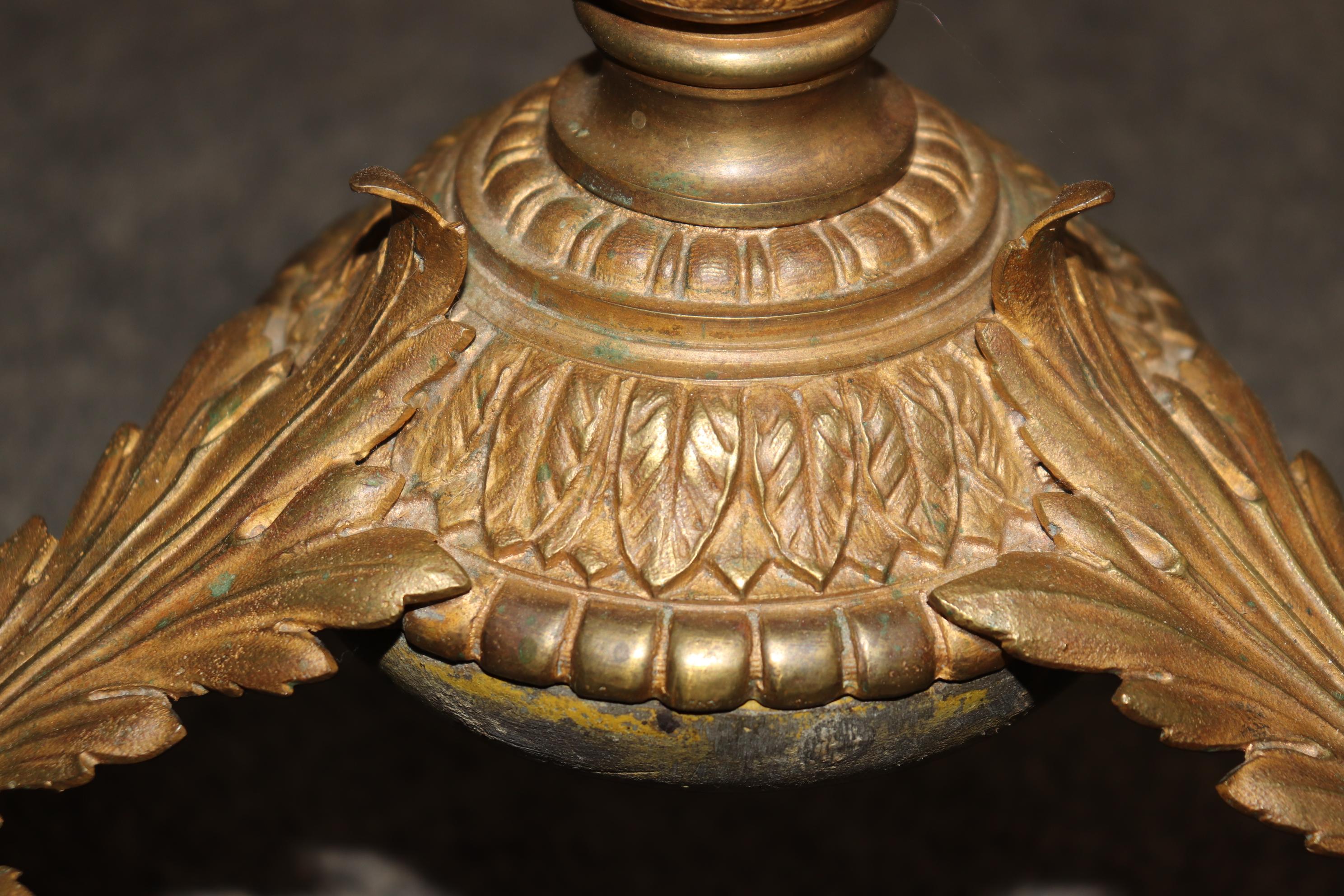 Espléndido pedestal de dos pisos de mármol Verdi con cabeza de carnero en bronce doré en venta 7