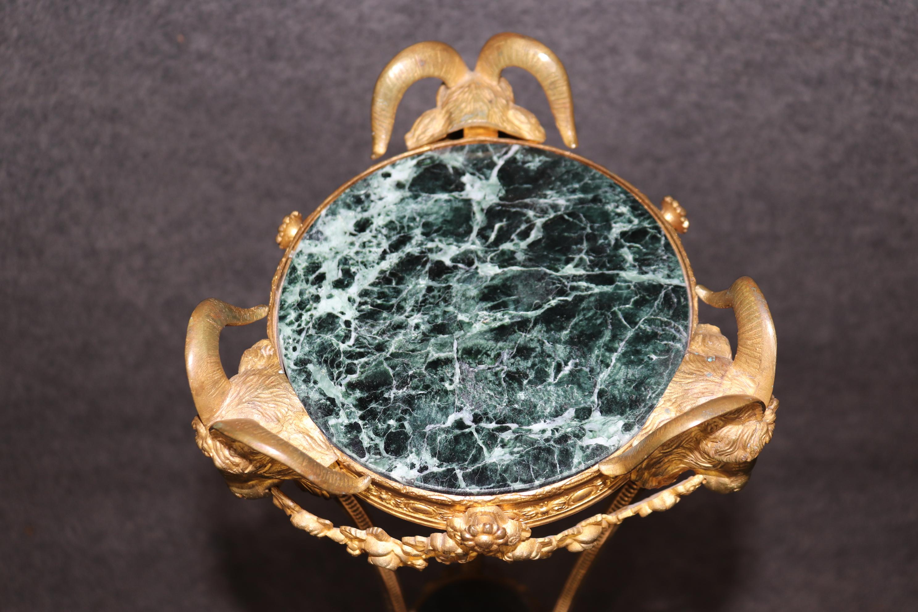 Espléndido pedestal de dos pisos de mármol Verdi con cabeza de carnero en bronce doré Luis XV en venta