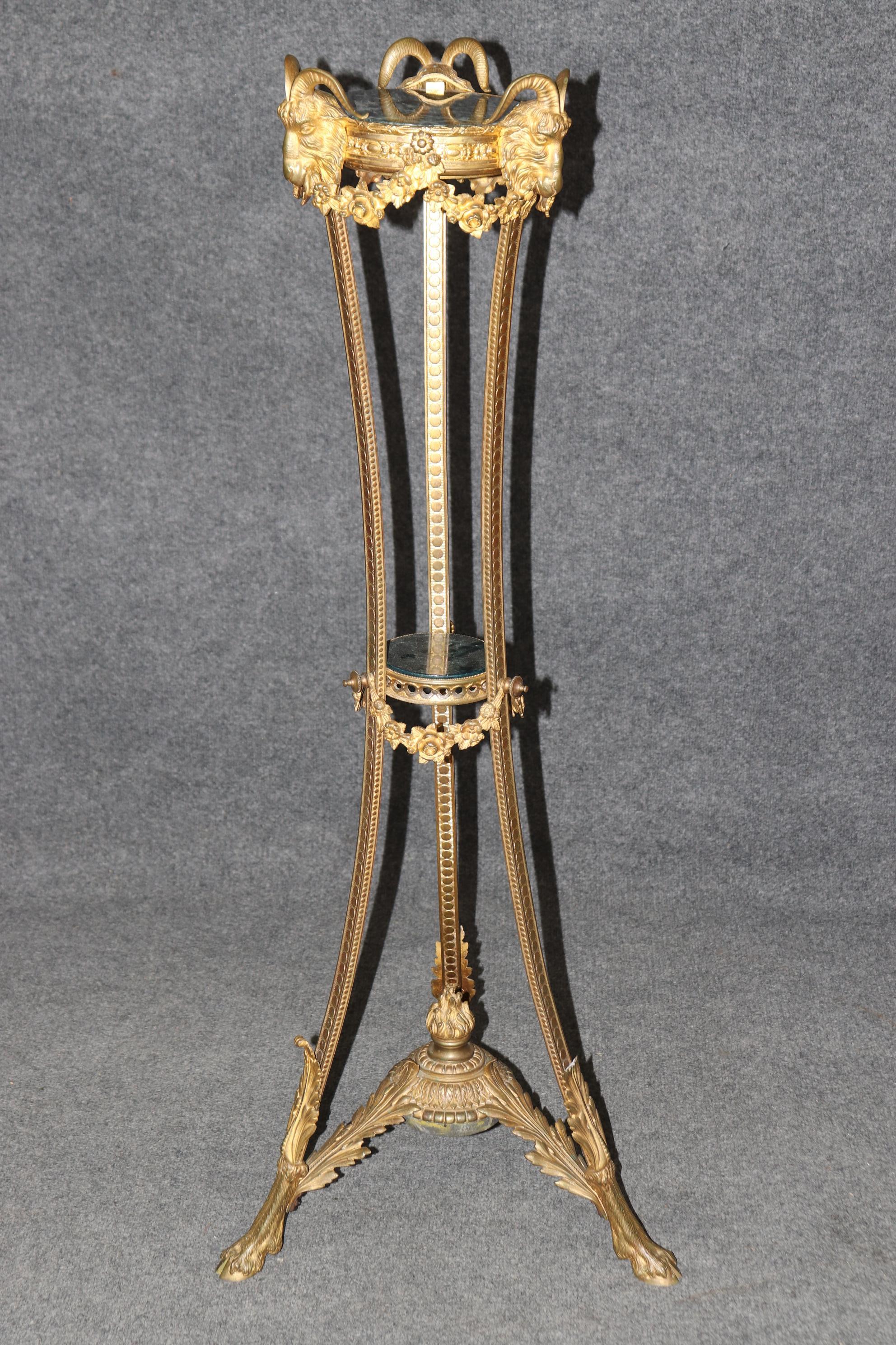 Espléndido pedestal de dos pisos de mármol Verdi con cabeza de carnero en bronce doré en Bueno estado para la venta en Swedesboro, NJ