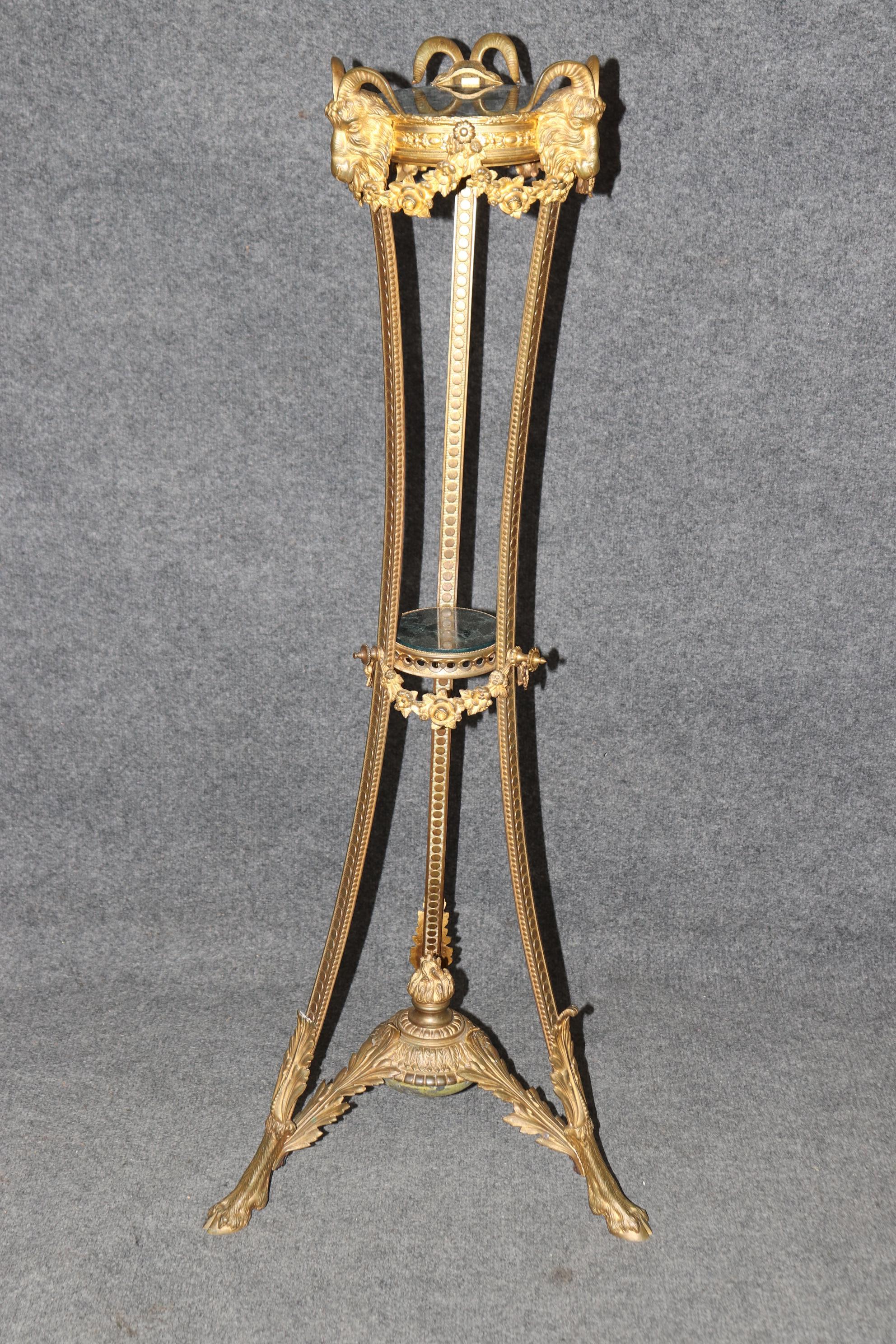 Espléndido pedestal de dos pisos de mármol Verdi con cabeza de carnero en bronce doré Fines del siglo XIX en venta