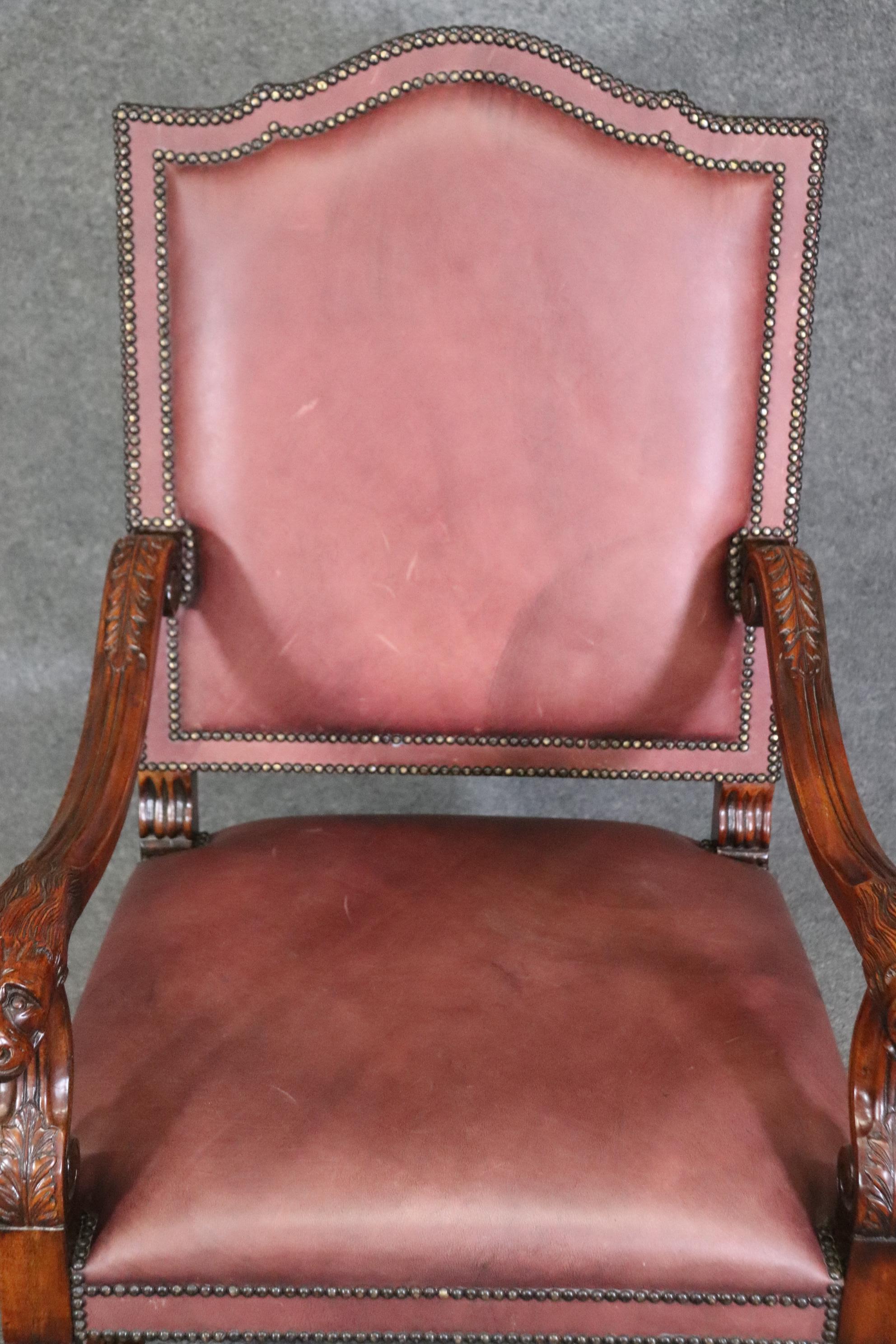 Superbe fauteuil trône à double tête de lion sculptée en cuir garni de clous en vente 5